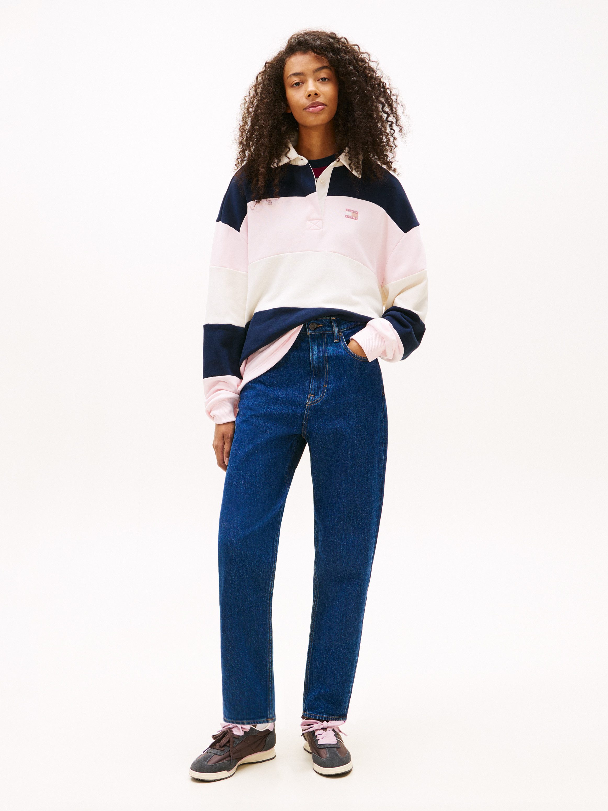 Tommy Jeans Mom-Jeans MOM JEAN UH TPR mit Logo-Stickereien, in knöchelfreier Länge