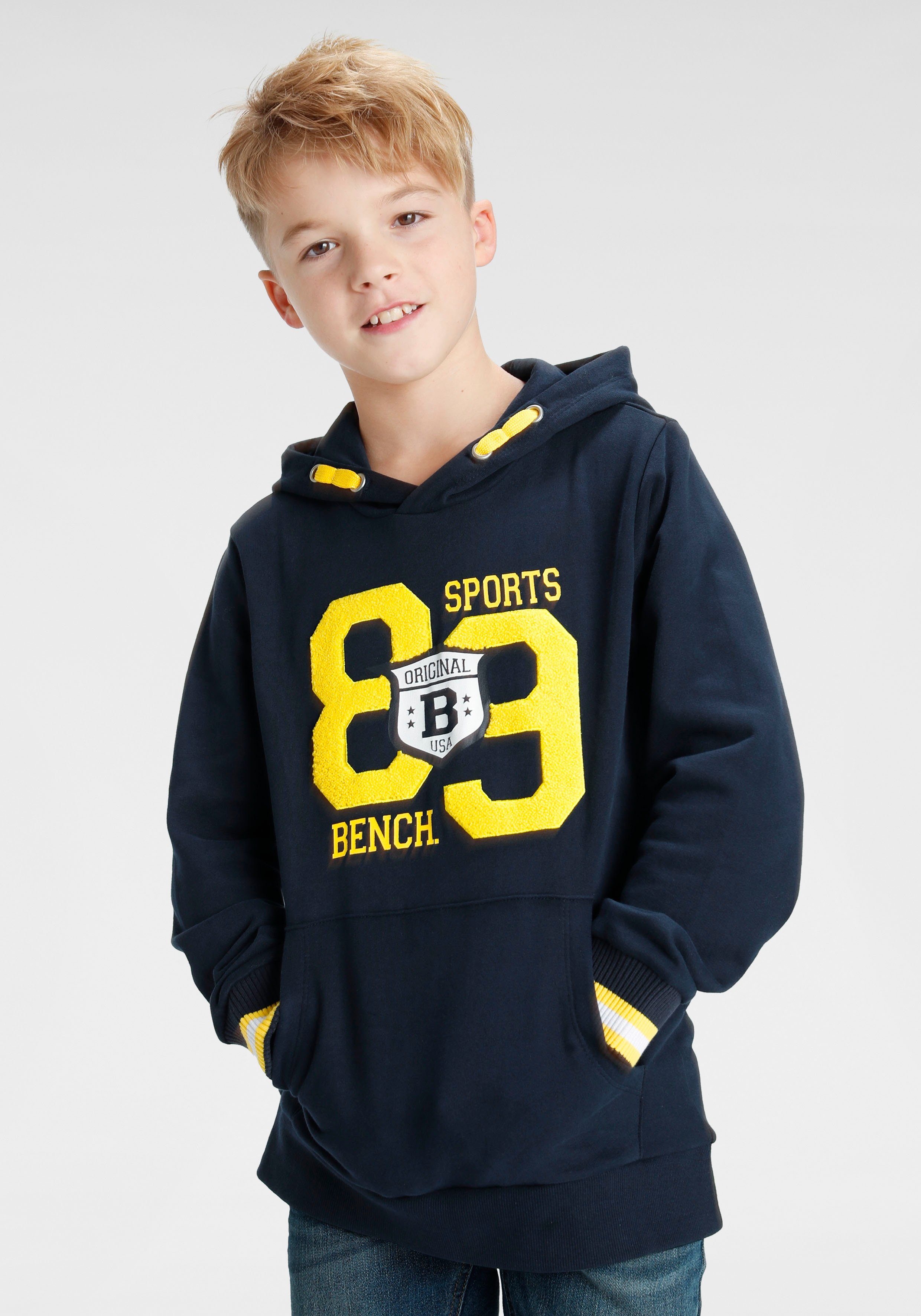 Bench. Kapuzensweatshirt mit großer Frottee-Applikation | Sweatshirts