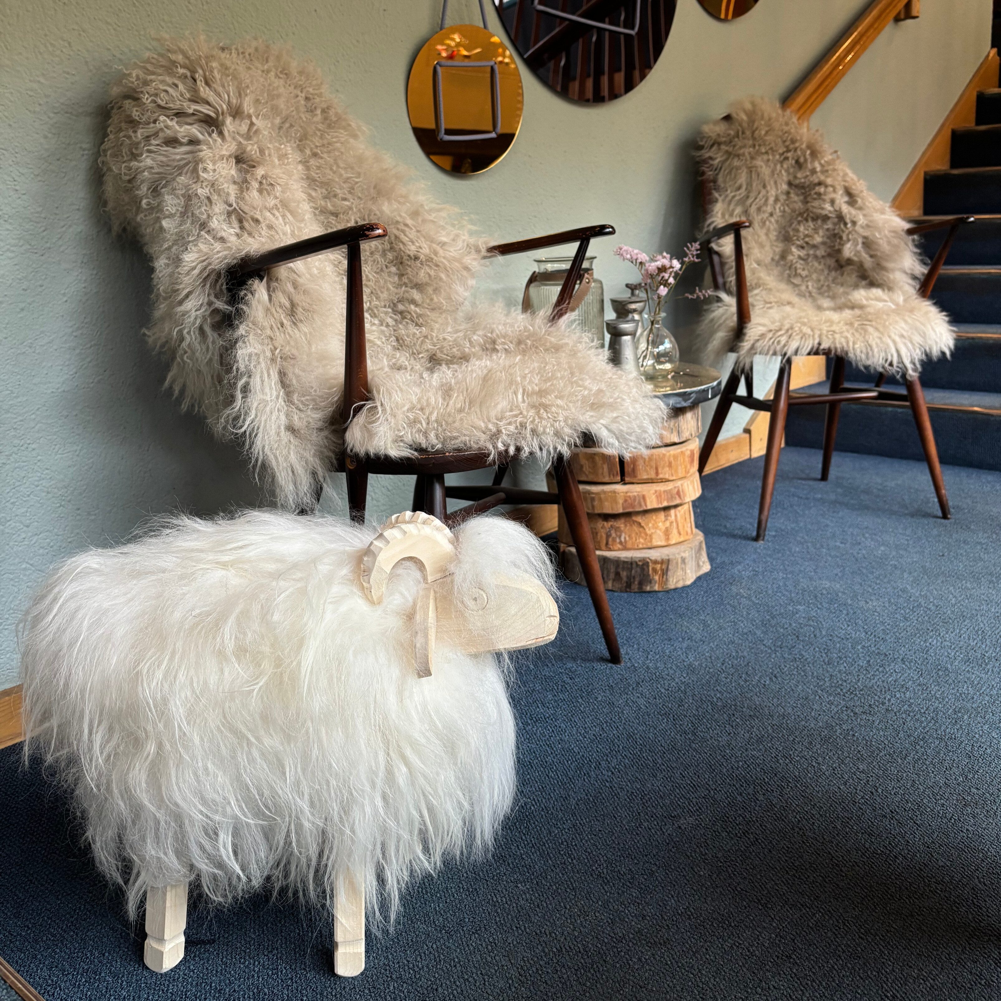 LIRA Deko Dekoobjekt Schafhocker Tierhocker-Kieferholz 100% Islandschaffell handgeschnitzt (verschiedene Farben und Größen), Perfekt für jeden Anlass, auch geeignet für Hütten&Chalets