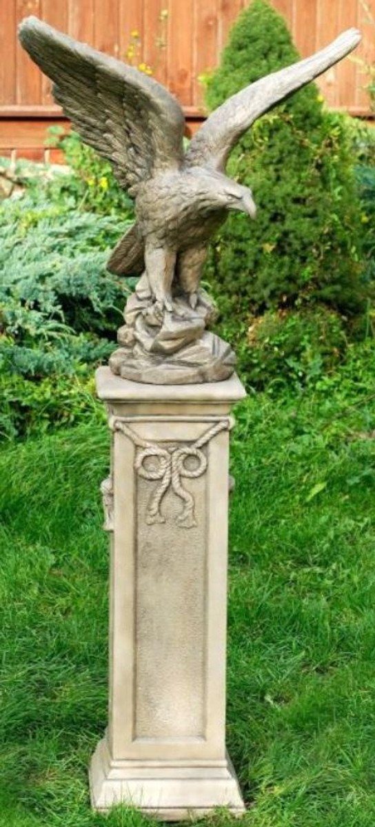 Casa Padrino Skulptur Barock Adler Skulptur mit Sockel Antik Weiß / Grau 21 x 26 x H. 134 cm - Gartendeko im Barockstil