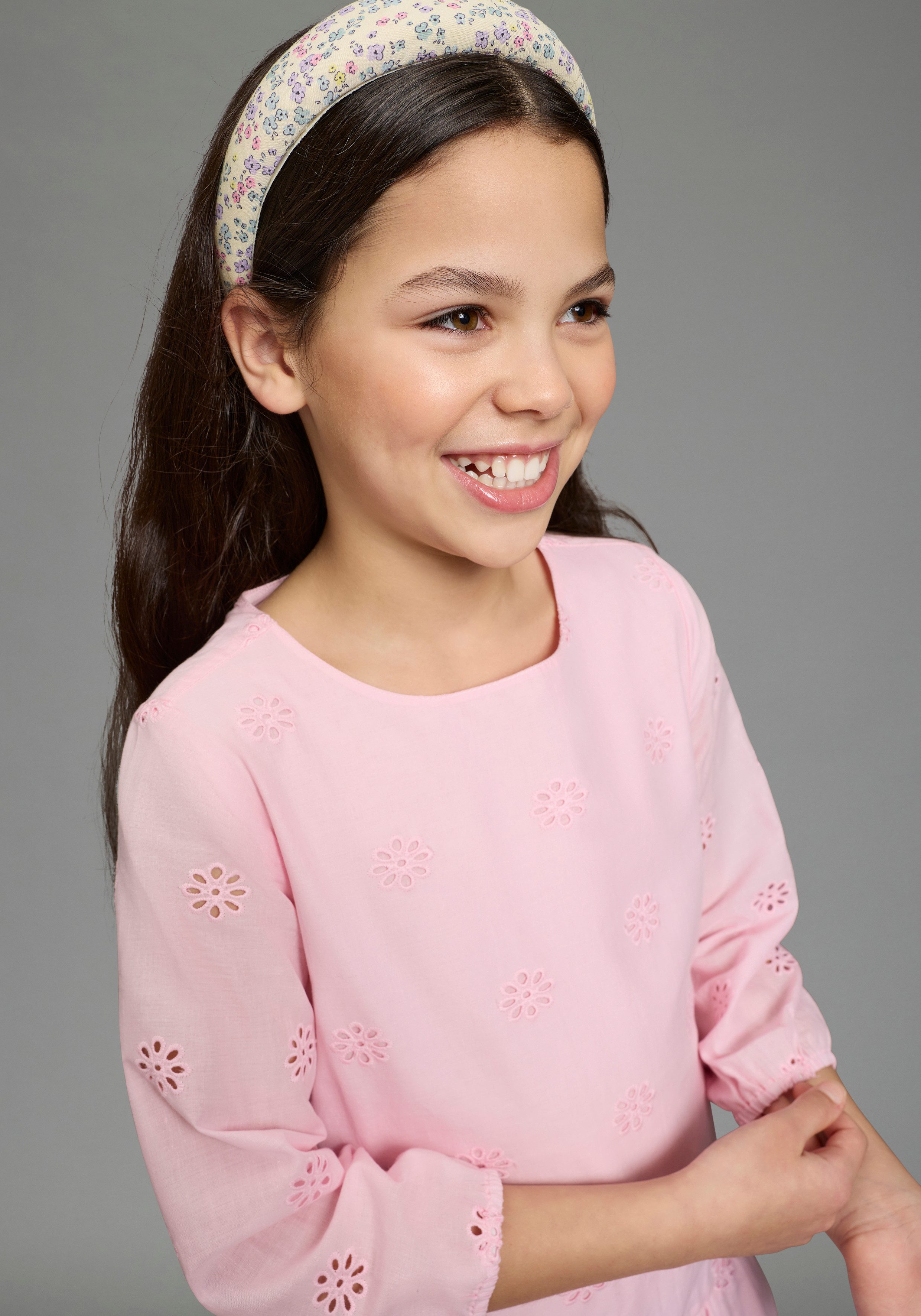 KIDSWORLD Spitzenkleid Kleid mit Lochstickerei für Mädchen aus Popeline und Web-Material, mit ausgestellter Passform. € 39,99, (€ 39,99 pro 1 Stk).