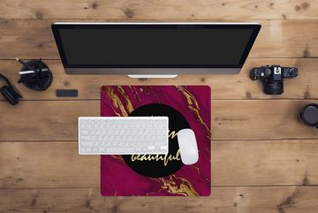 MuchoWow Gaming Mauspad Zitat - Frau - Gold - Bordeaux (1-St), Mousepad mit Rutschfester Unterseite, Gaming, 40x40 cm, XXL, Großes