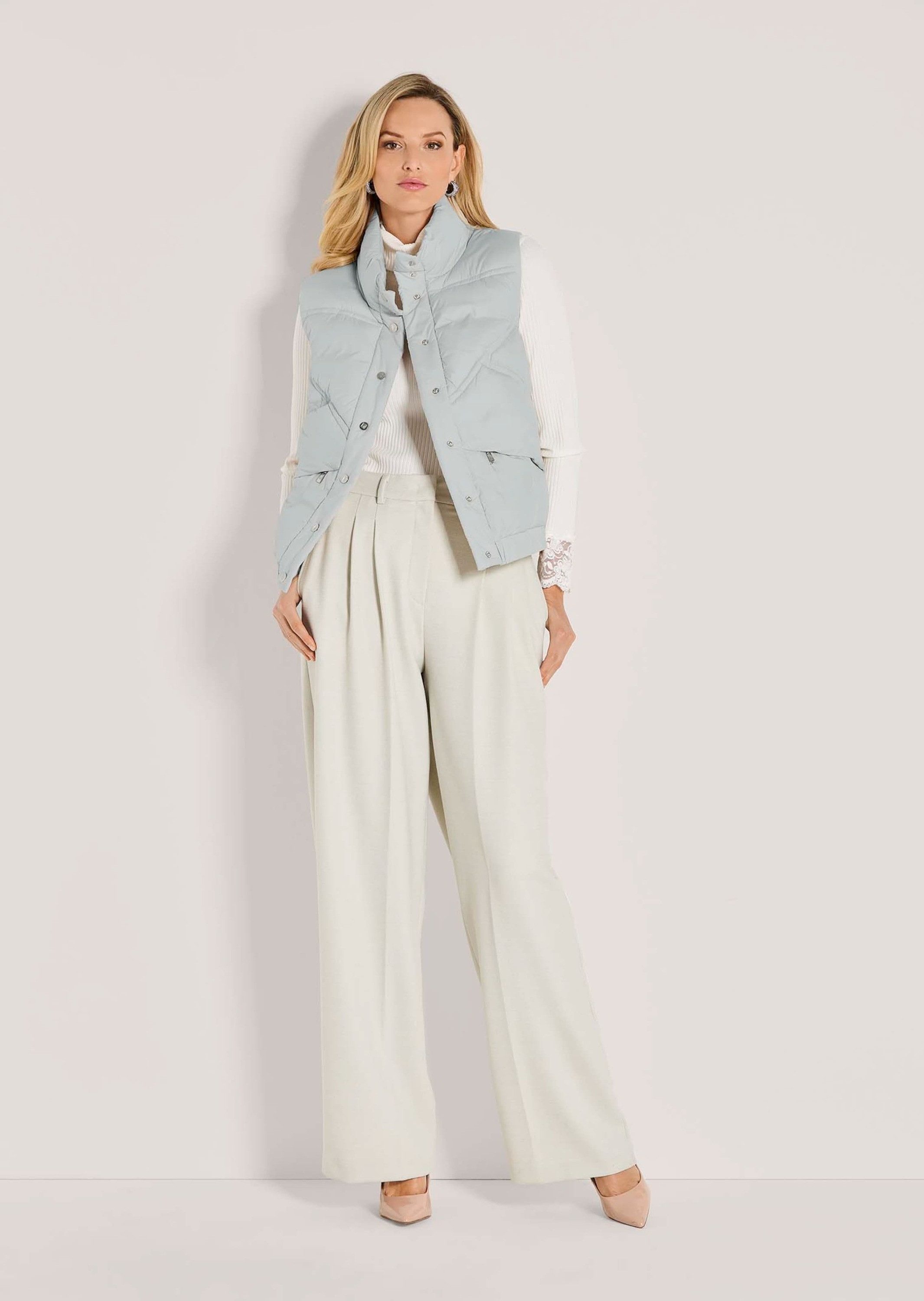 MADELEINE Kurzweste Leicht wattierte Damenweste Kunstvoller Stepp mit Stehkragen, Druckknöpfe