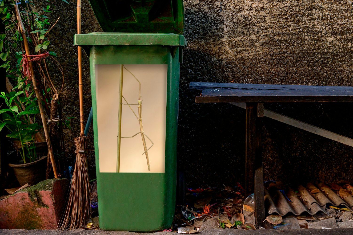 St), Container, Abfalbehälter Eine sitzt Grashalm Wandsticker auf Stabheuschrecke Mülleimer-aufkleber, MuchoWow Sticker, Mülltonne, einem (1