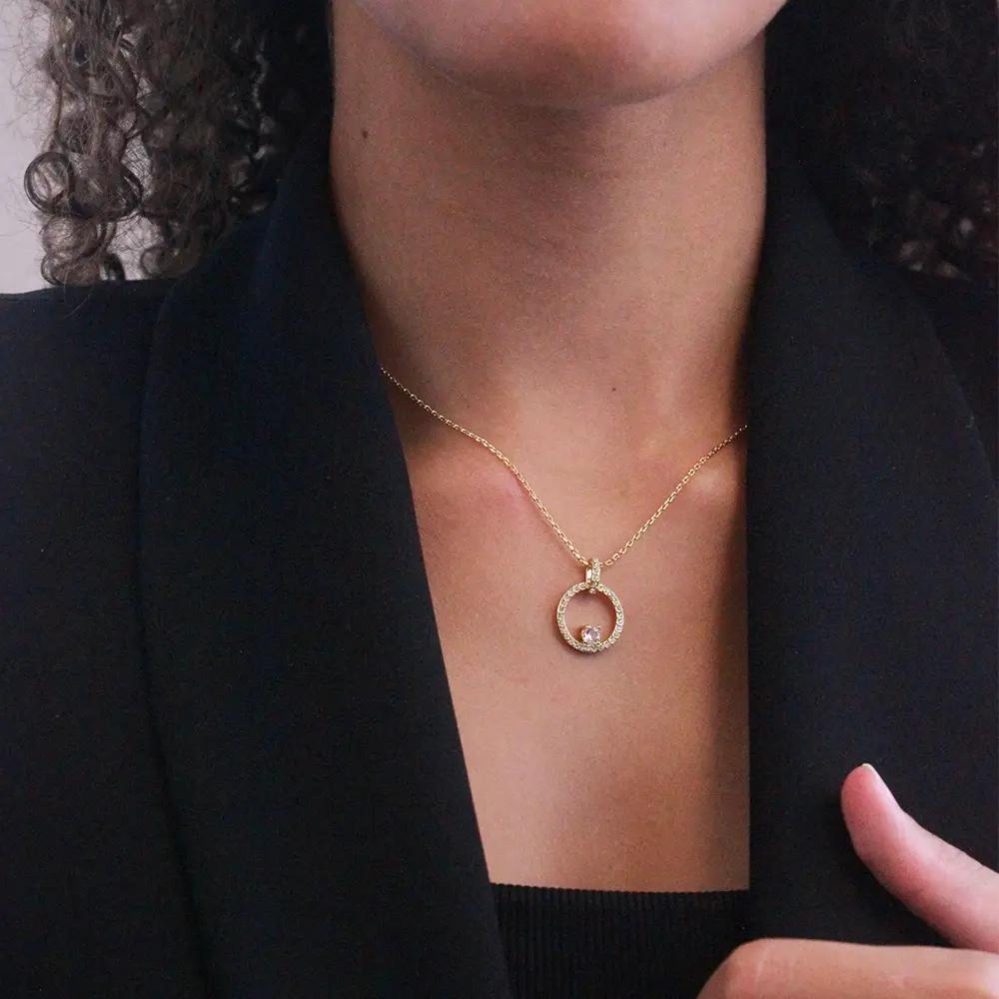 Ella Eisvogel Schmuckset Desirée Schmuckset: Goldkette und Ohrring-Paar, 18 Karat vergoldet + 76 Kristalle – Bild 4 von 5