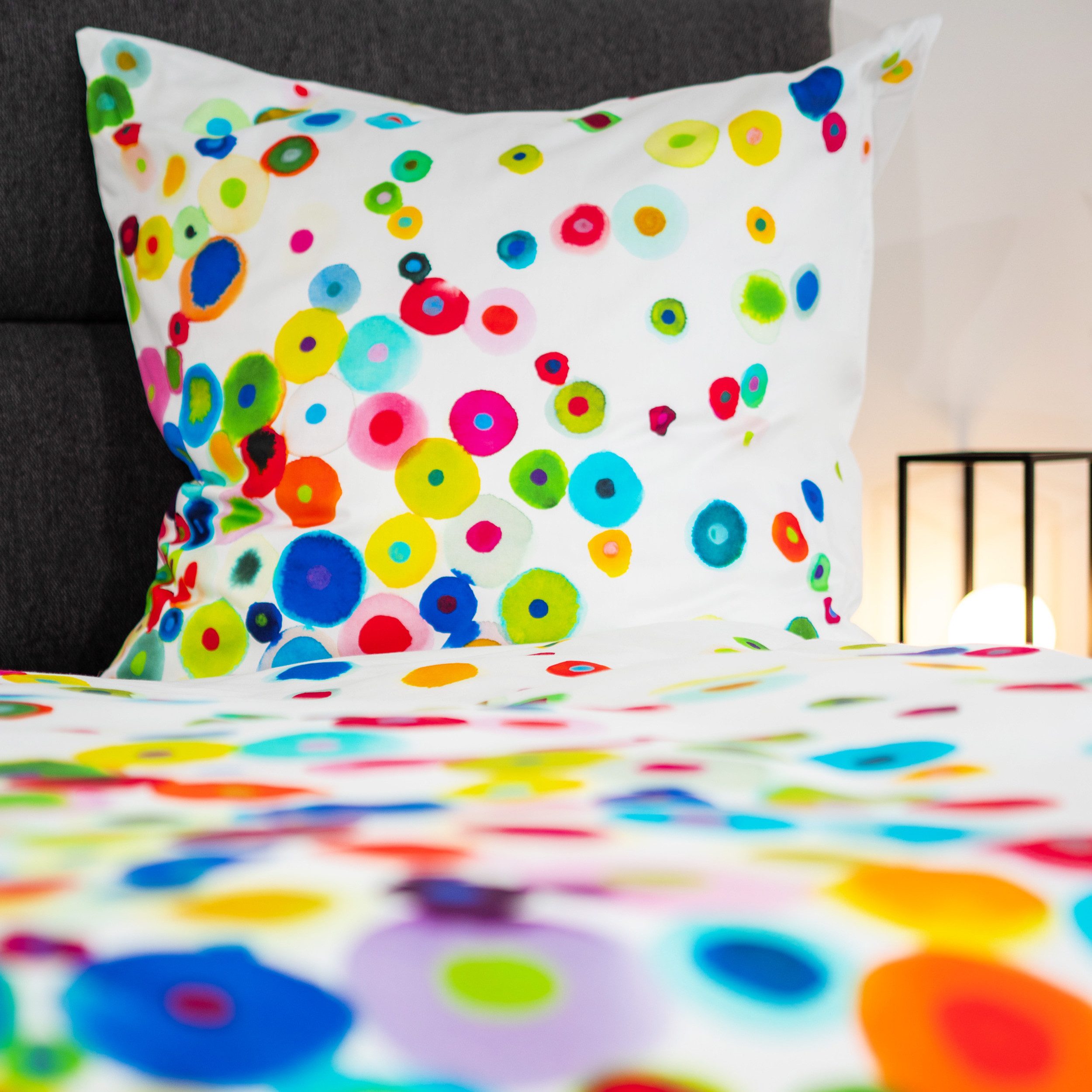 Janine Bettwäsche Mako-Baumwolle, Mako-Satin, 2 teilig, bunte Punkte auf weißem Hintergrund