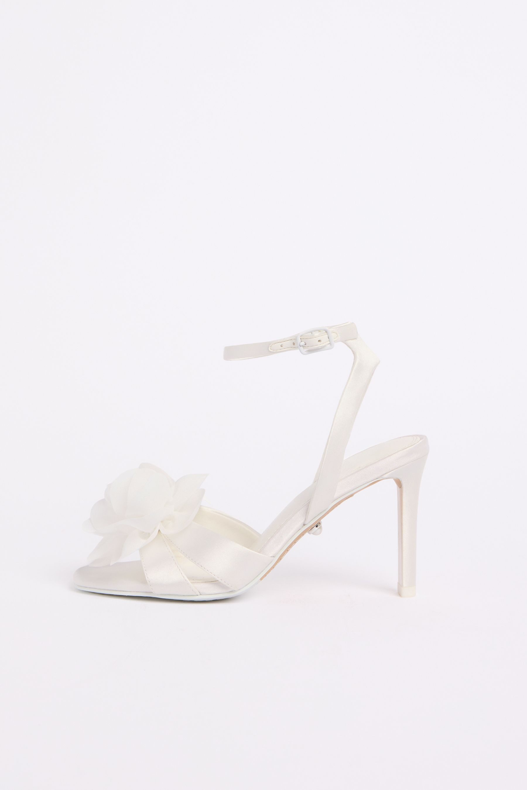 Lipsy Braut-Sandaletten aus Satin mit 3D-Blume Sandalette