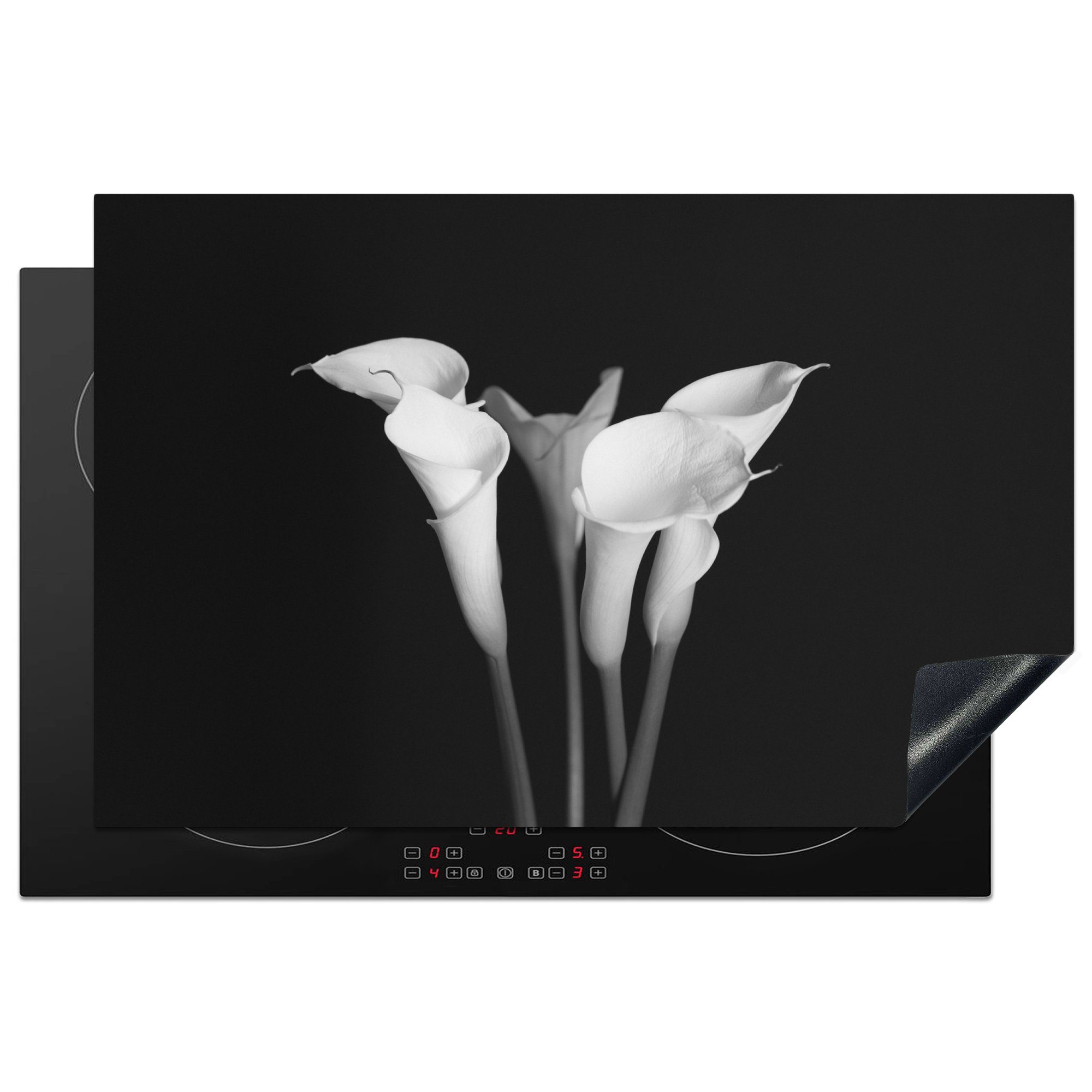 MuchoWow Herdblende-/Abdeckplatte Eine Nahaufnahme von Calla-Lilien-Blüten auf schwarzem Hintergrund, Vinyl, (1 tlg), 81x52 cm, Induktionskochfeld Schutz für die küche, Ceranfeldabdeckung