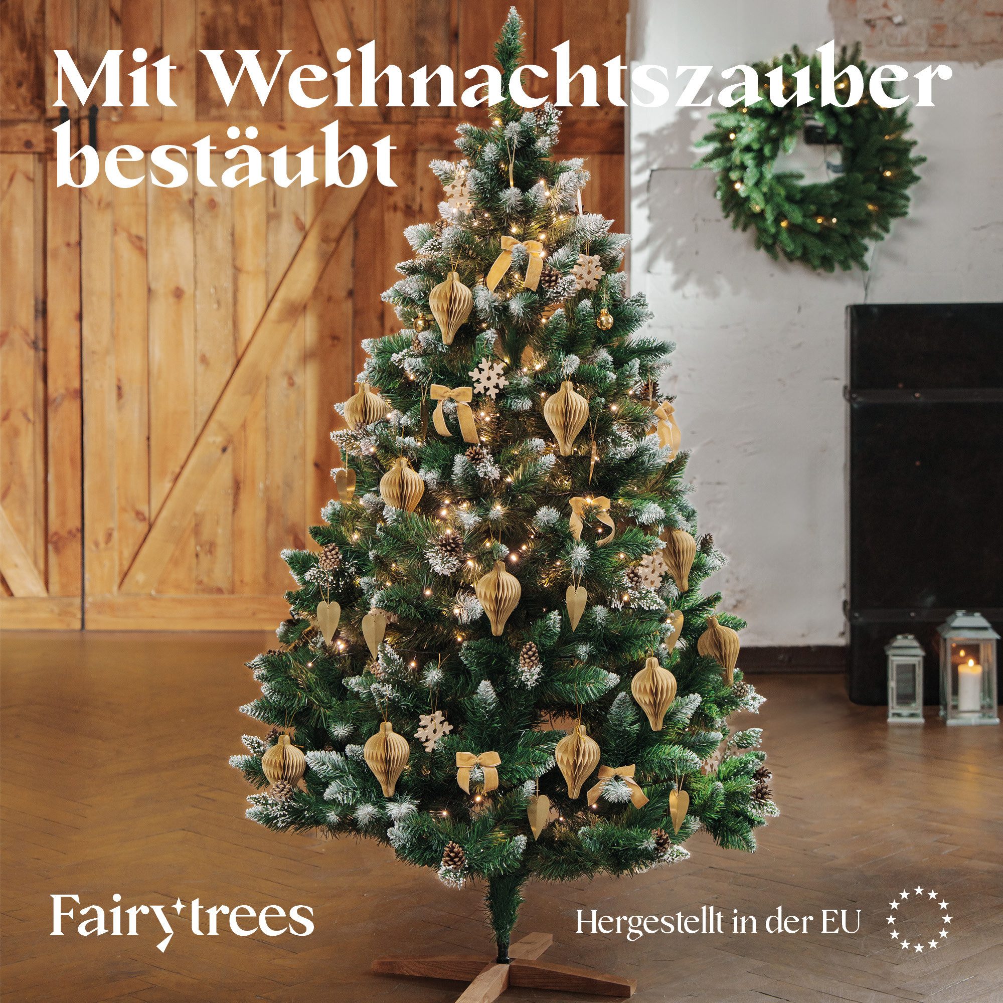 Fairytrees Künstlicher Weihnachtsbaum FT04, Kiefer Natur-Weiss beschneit, mit echten Tannenzapfen und Echtholz Baumständer