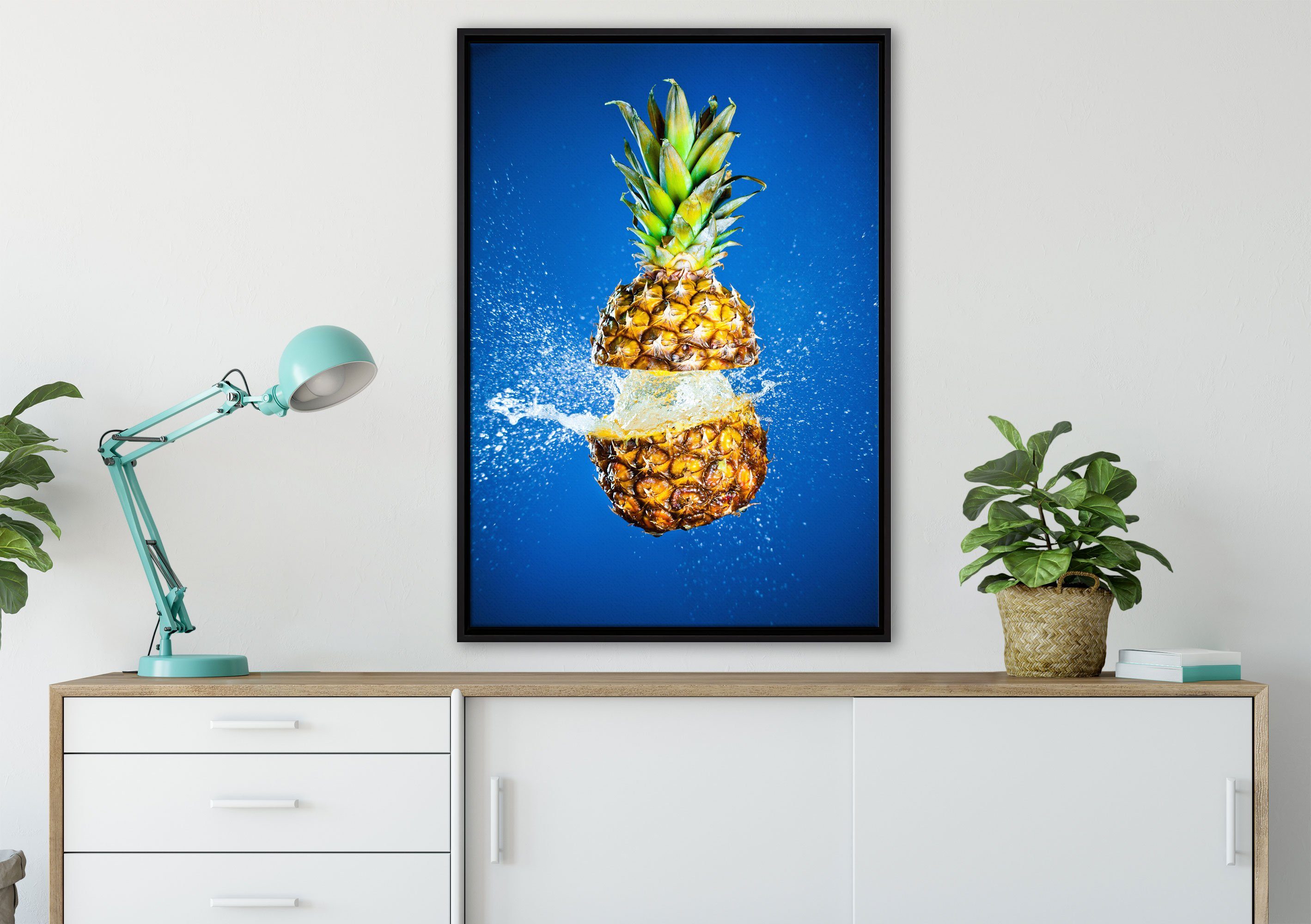 Ananas (1 inkl. fertig bespritzt, Wanddekoration Wasser Zackenaufhänger einem Pixxprint bespannt, St), gefasst, mit Leinwandbild in Schattenfugen-Bilderrahmen Leinwandbild