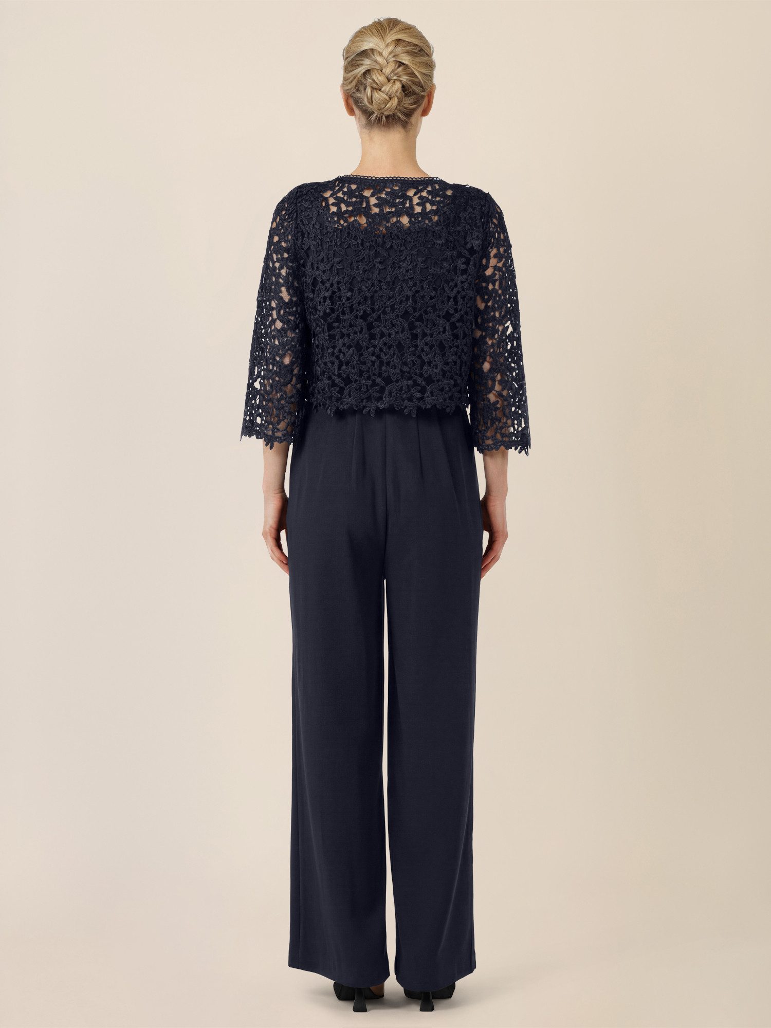 Apart Jumpsuit mit Spitzenjäckchen und weitem Bein