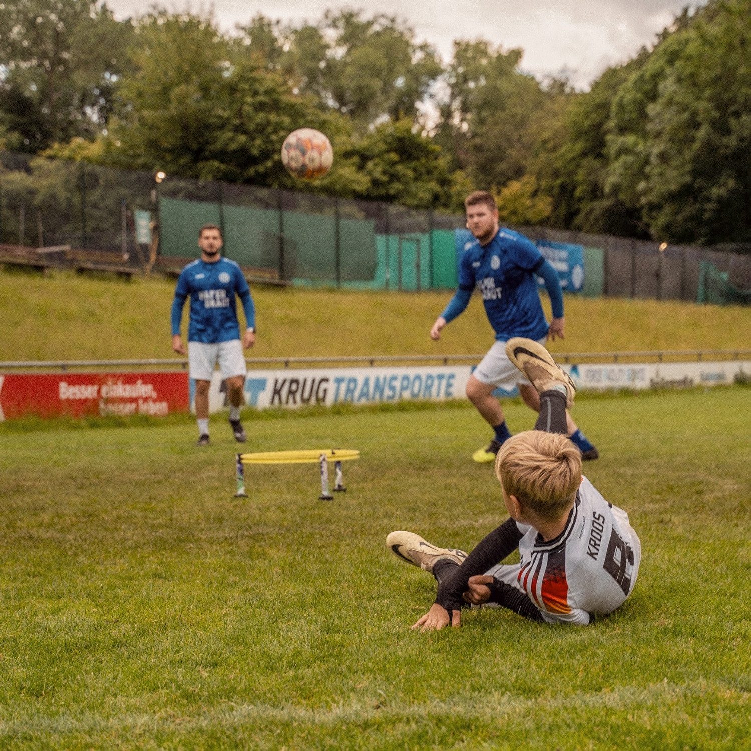 Tschip Trainingsring Fußballspiel, Outdoor-Ballspiel, Indoor-Gruppenspiel (Allrounder für Sport, Training und Freizeit, Fußball-Spiel Set und innovatives Trainingsgerät), Tschip allgrounder, Ring mit universellem Fußsystem