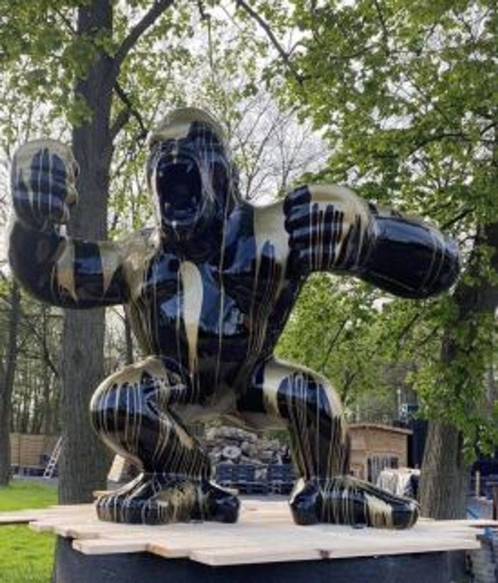 Casa Padrino Dekofigur Riesige XXL Designer Deko Skulptur Gorilla Affe Schwarz / Gold 180 x H. 200 cm
