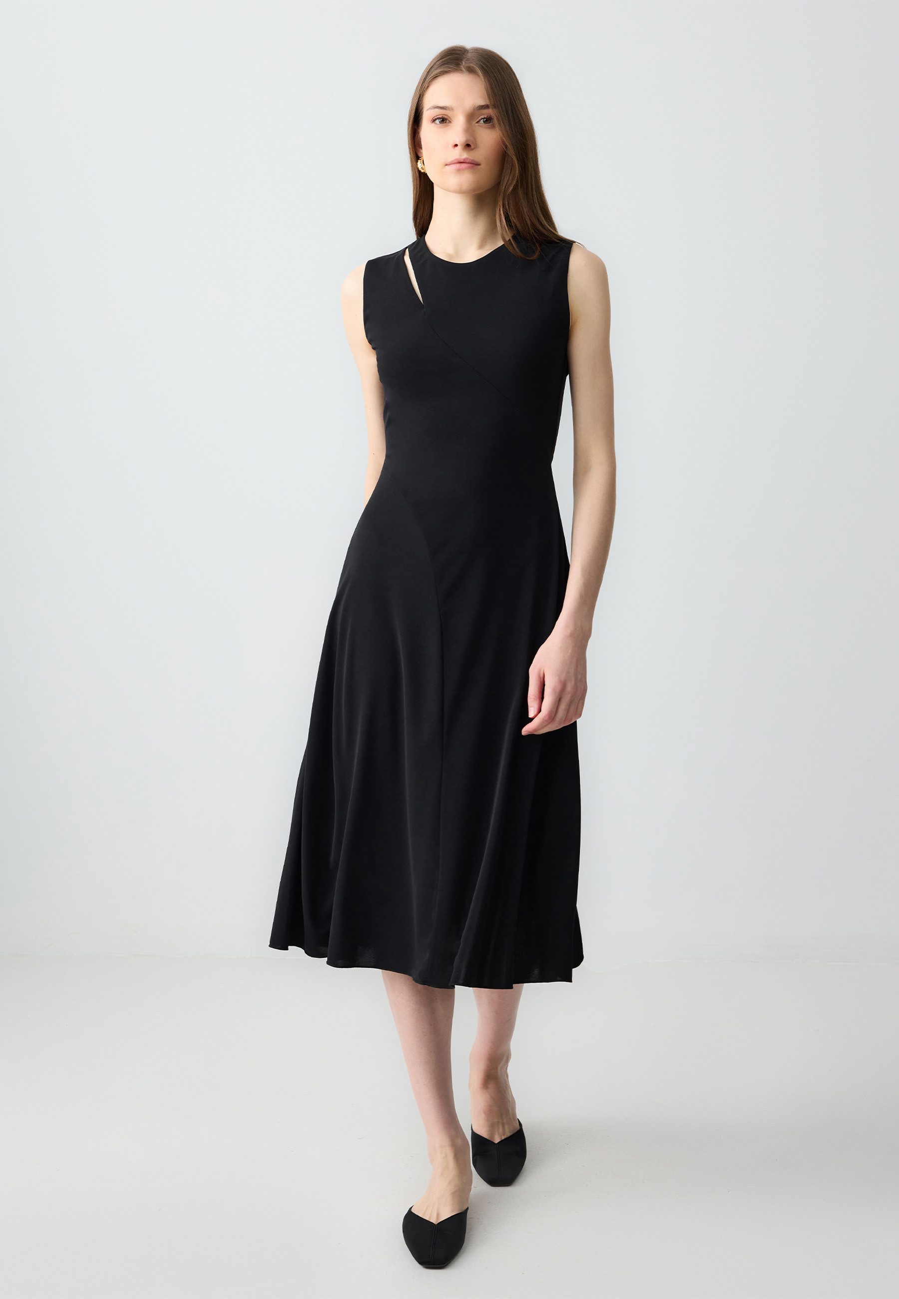 Midikleid Schwarzes Strickkleid Mit Schmaler Passform Und Rundhalsausschnitt