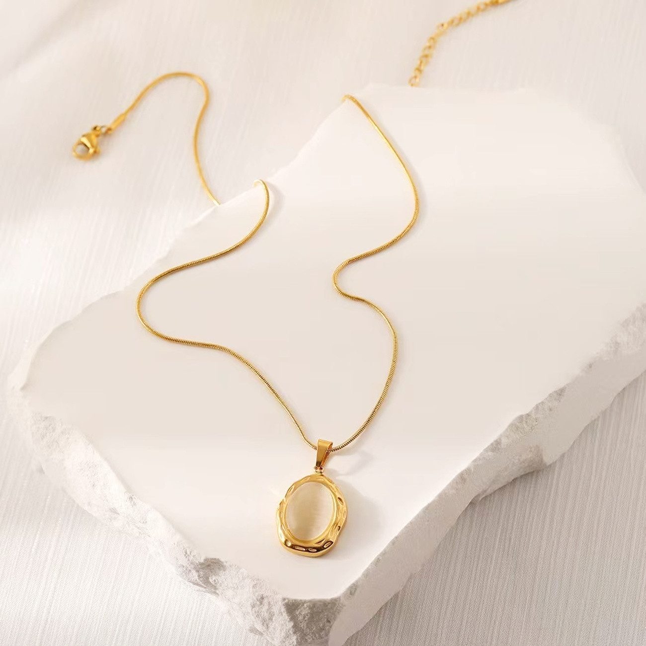 KARMA Kette mit Anhänger Halskette Damen mit Medaillon Edelstahl vergoldet (wasserfest & antiallergisch, 1-tlg., Medaillonkette Geschenk für Frauen), Katzenauge Kette 40 cm Damenkette
