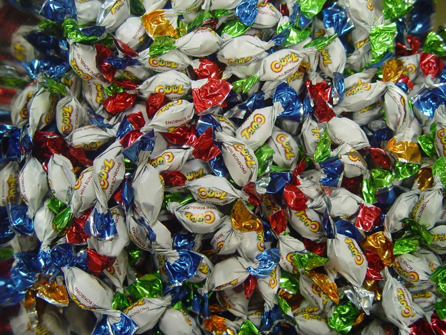 COOL Süßigkeit, Cool Mini Bonbons 4 fach sortiert Wurfmaterial Fasching 3000g