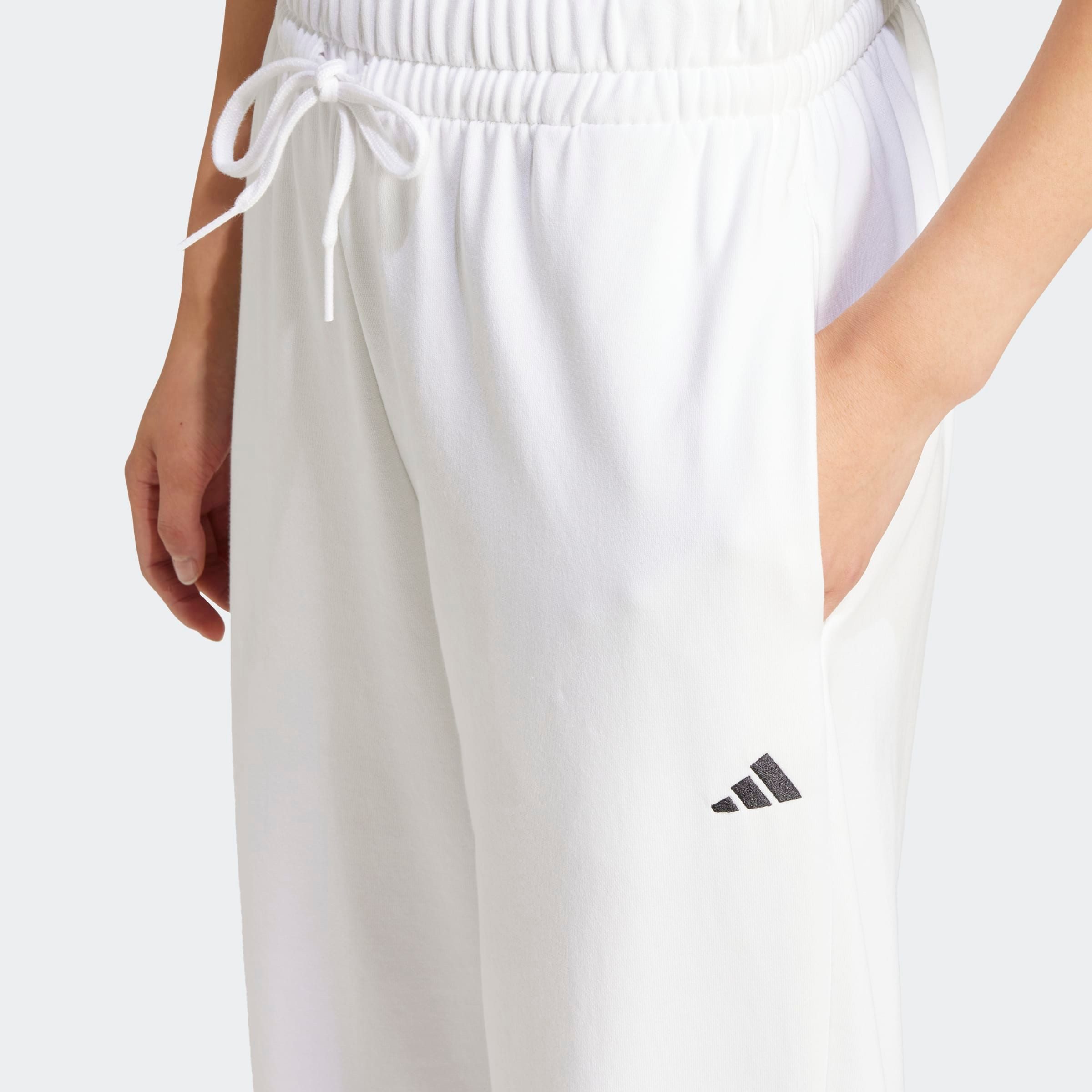adidas Sportswear Sporthose ESSENTIALS SMALL LOGO FRENCH TERRY CUFFED Locker geschnitten, hoher Bund, aus weichem French Terry Material