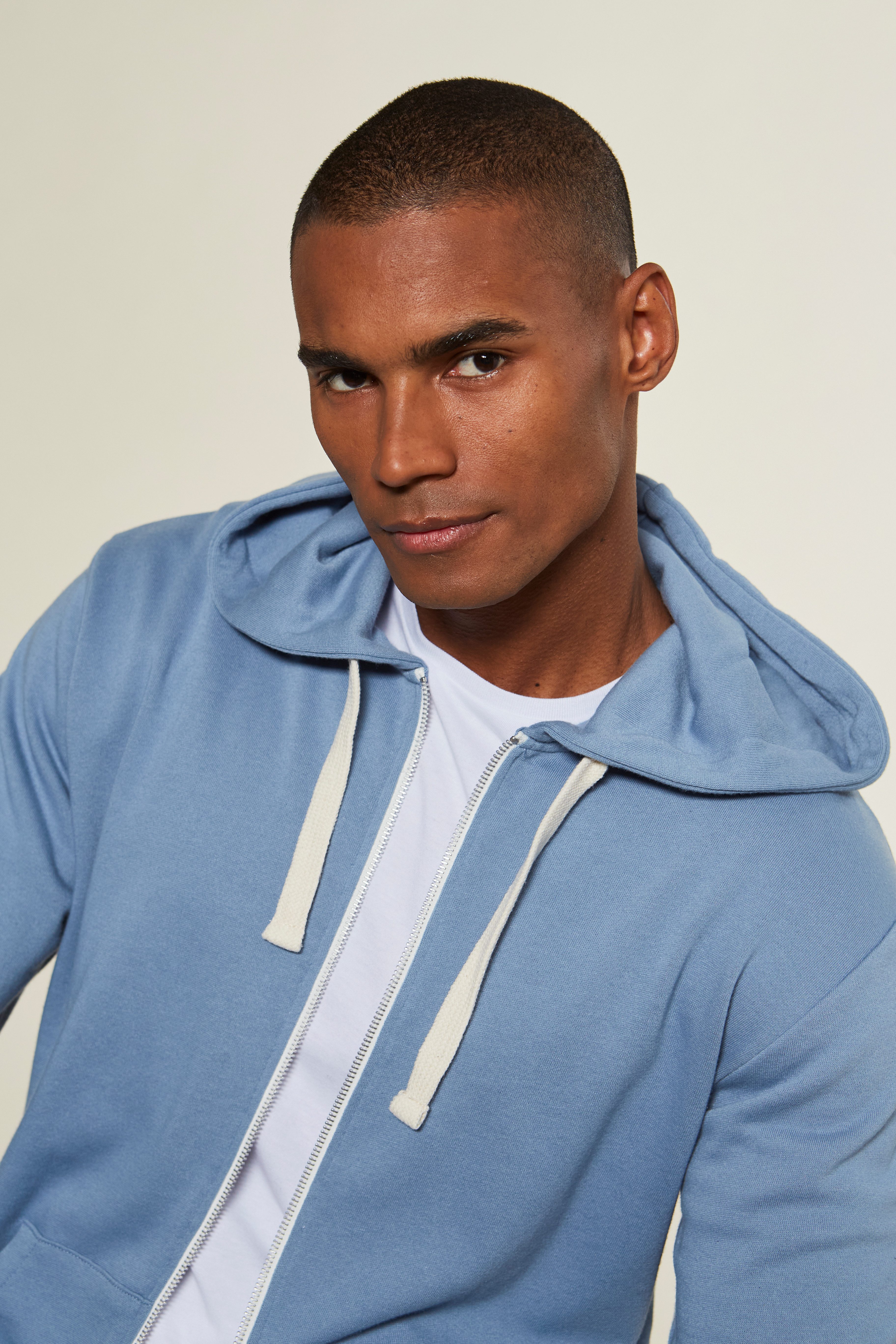 KangaROOS Kapuzensweatjacke mit Kapuze, kontrast Zipper und kontrast Bänder – Bild 3 von 5