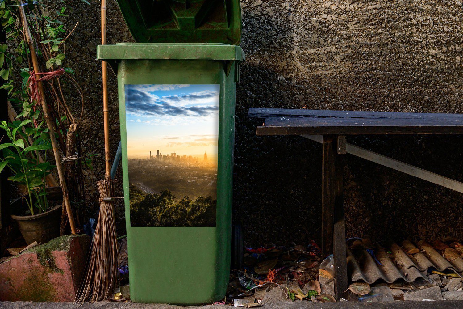MuchoWow Wandsticker Goldener Sonnenaufgang über Brisbane (1 Stadt Sticker, Mülltonne, der australischen Abfalbehälter Container, Mülleimer-aufkleber, St)