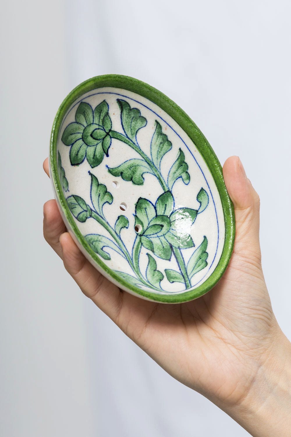 Tranquillo Seifenschale aus Keramik BLUE POTTERY oval 13x10x4 cm handgefertigt mit Pflanzen, Breite: 10 cm, Dekorative, handgefertigte Seifenschale mit Ablauföf – Bild 4 von 4