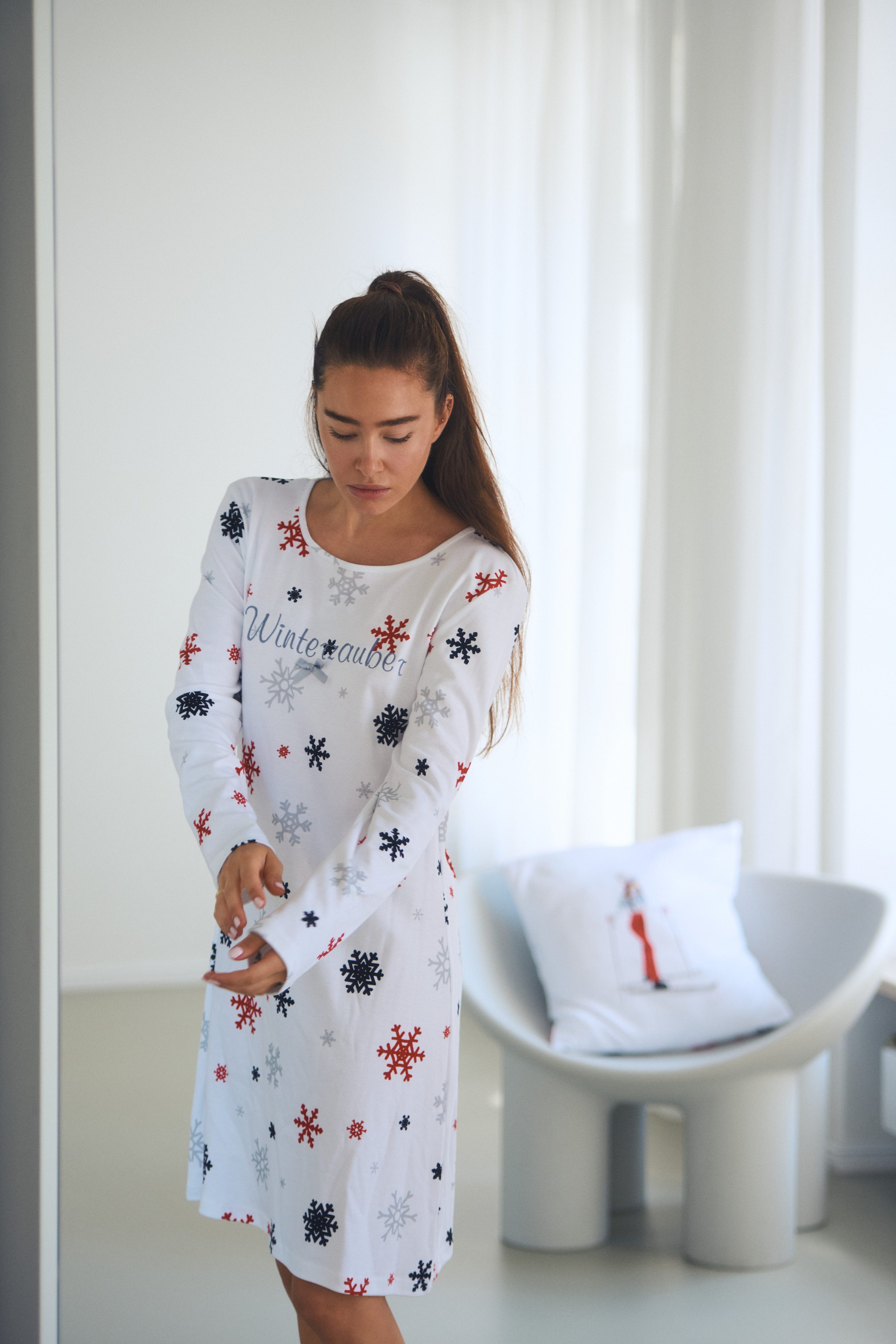Louis & Louisa Nachthemd Louis & Louisa Nachtkleid Basic "Winterzauber" Schneeflocke allover Stick mit Schleife