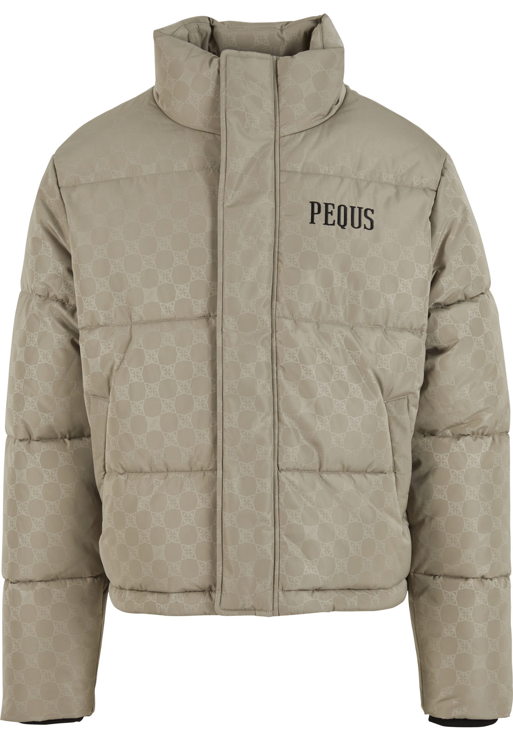 PEQUS Winterjacke PEQUS PEQUS Chest Logo Monogram Puffer Jacket (1-St)