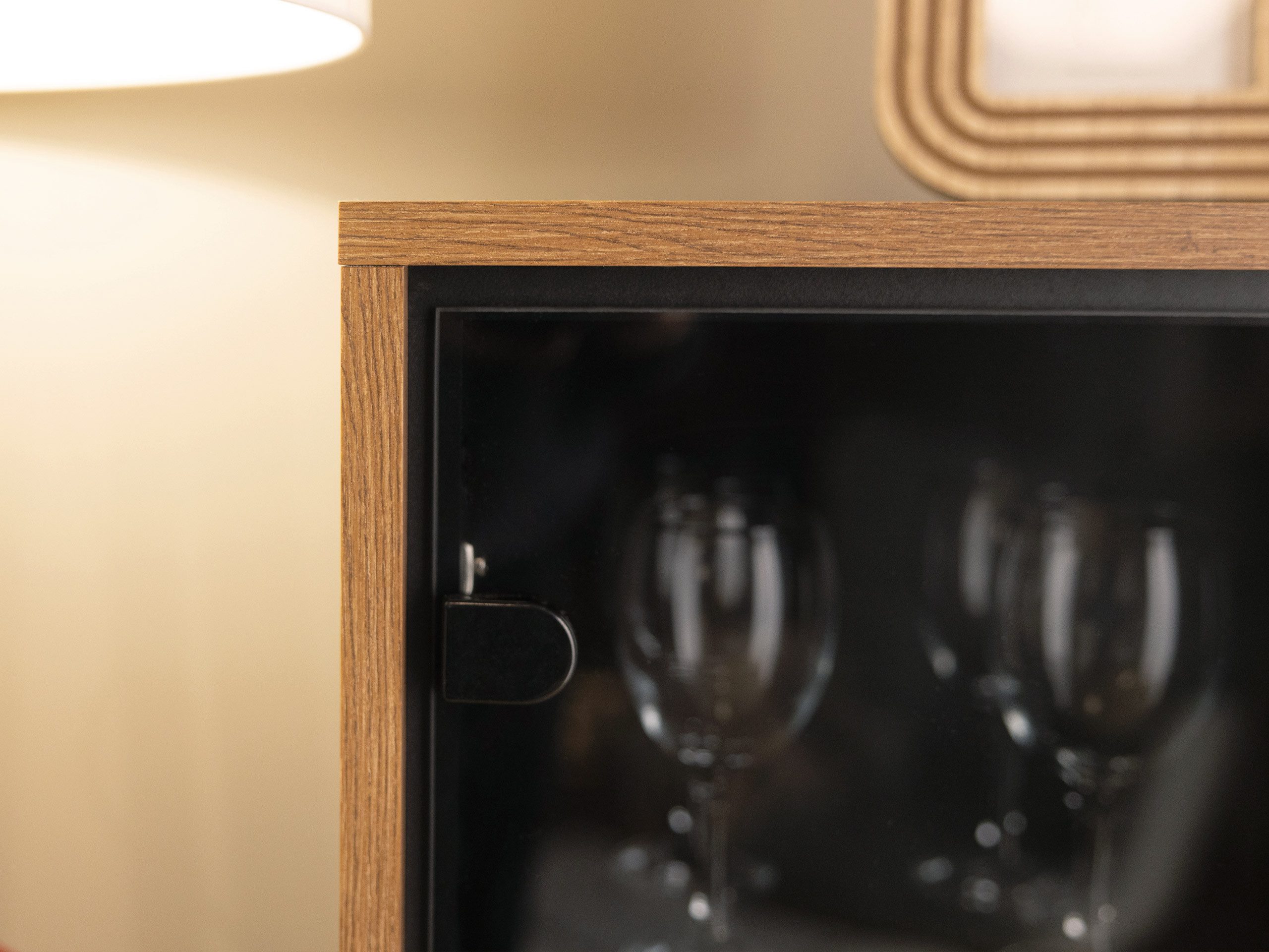 MIRJAN24 Vitrine Ella 102 (mit vier Drehtüren) Gehärtetes Glas, Schwarze Metallfüße