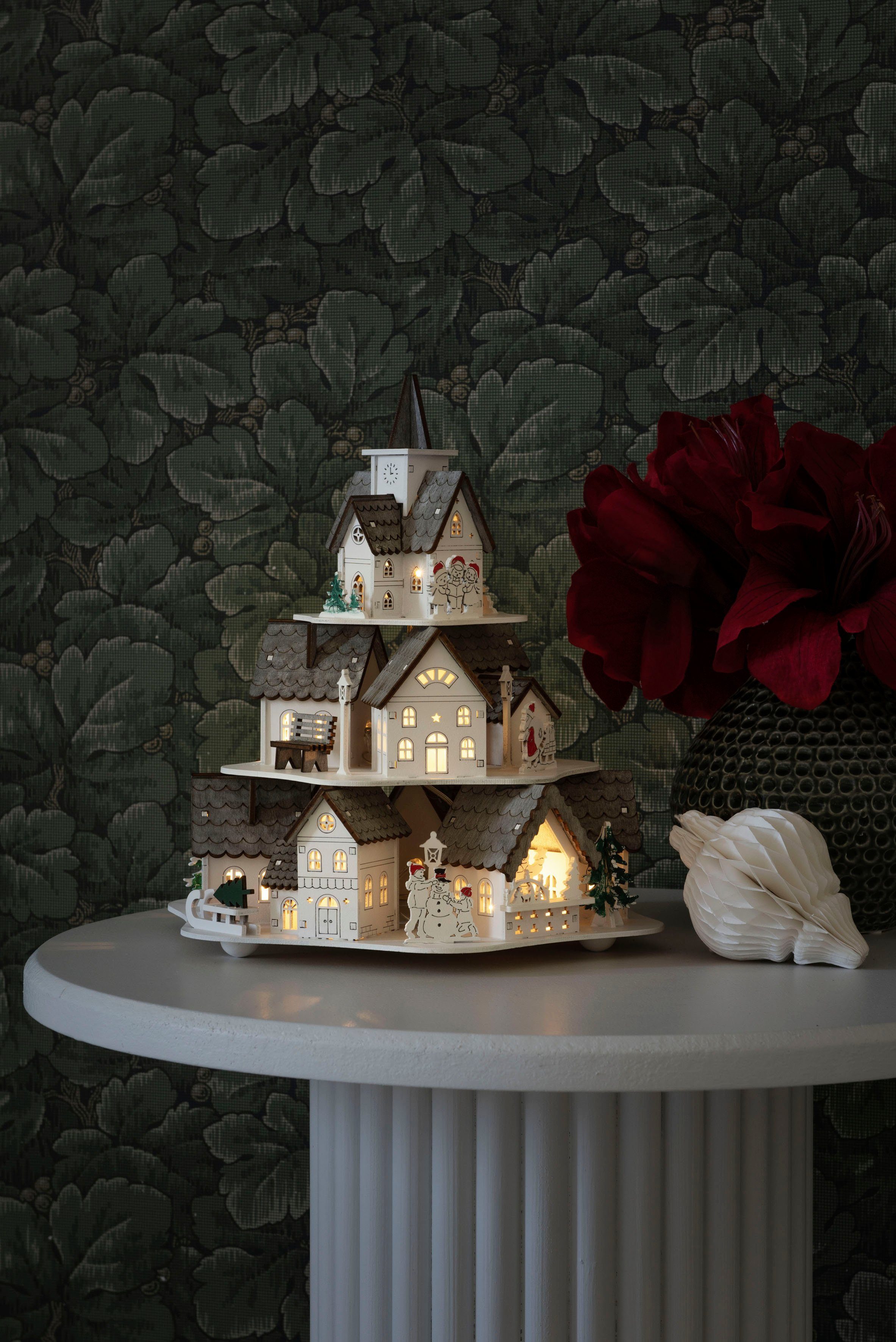 KONSTSMIDE Weihnachtshaus LED Holzsilhouette Häuser, weiß, 10 warm weiße Dioden, wählbare Energieversorgung zwischen USB oder Batteriebetrieb, 6h Timer