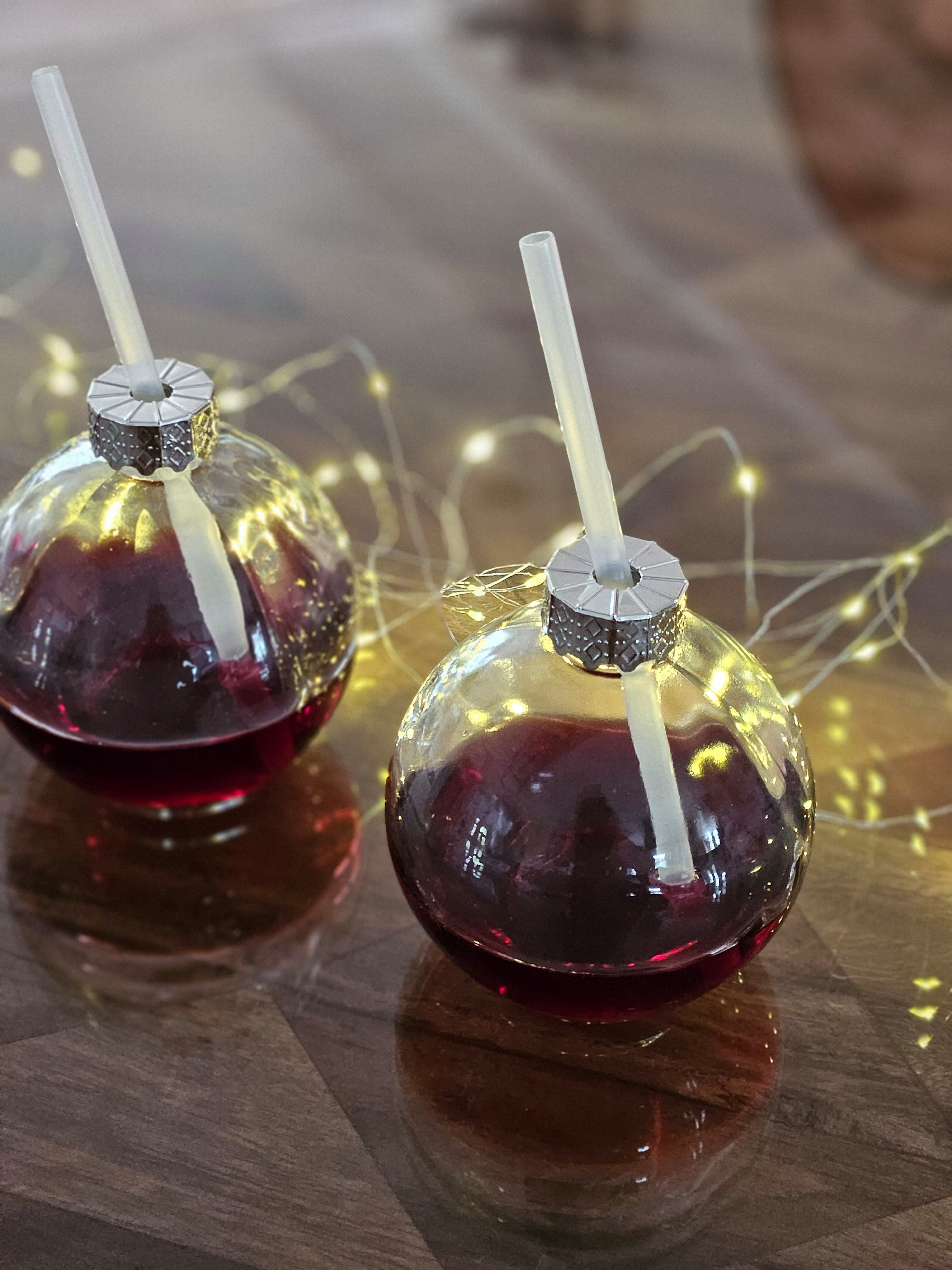 Meinposten Glas 4 Trinkgläser Weihnachtskugel Trinkhalm Glas Weihnachtskugel 400 ml, 4-tlg., glas