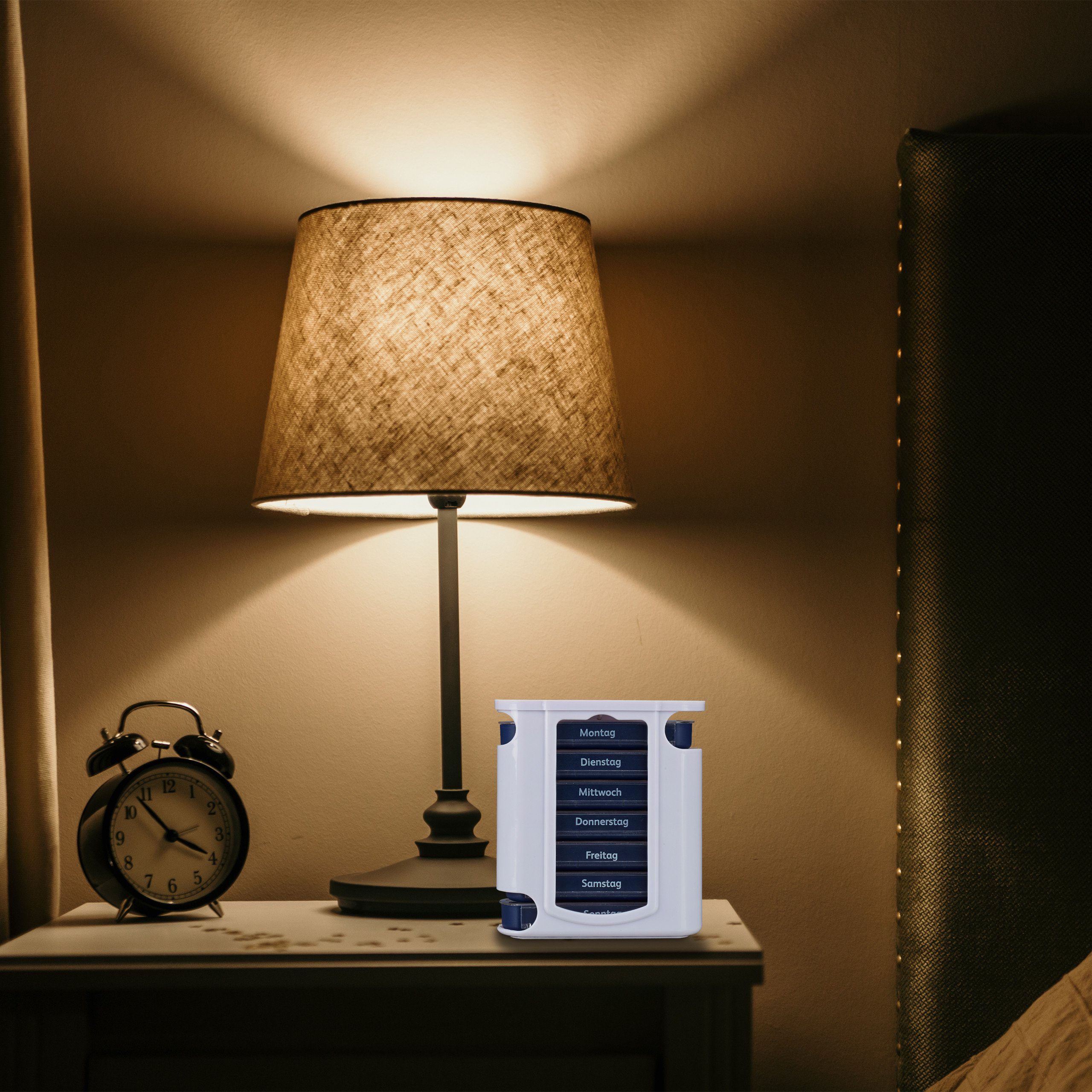 relaxdays Pillendose 7 Tage 4 Fäch, Weiß-Blau