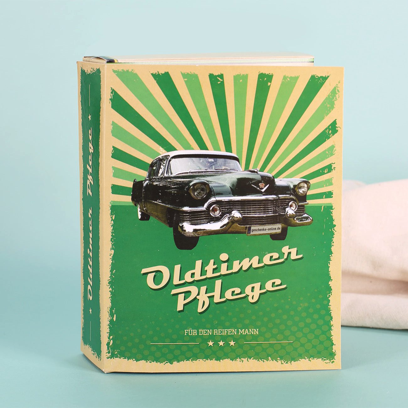 Herz & Heim Pflege-Geschenkset "Oldtimer Pflege" - Lustiges Geschenk für Männer zum Geburtstag, 1x Duschgel (250 ml), 1x Shampoo (250 ml) – Bild 4 von 5