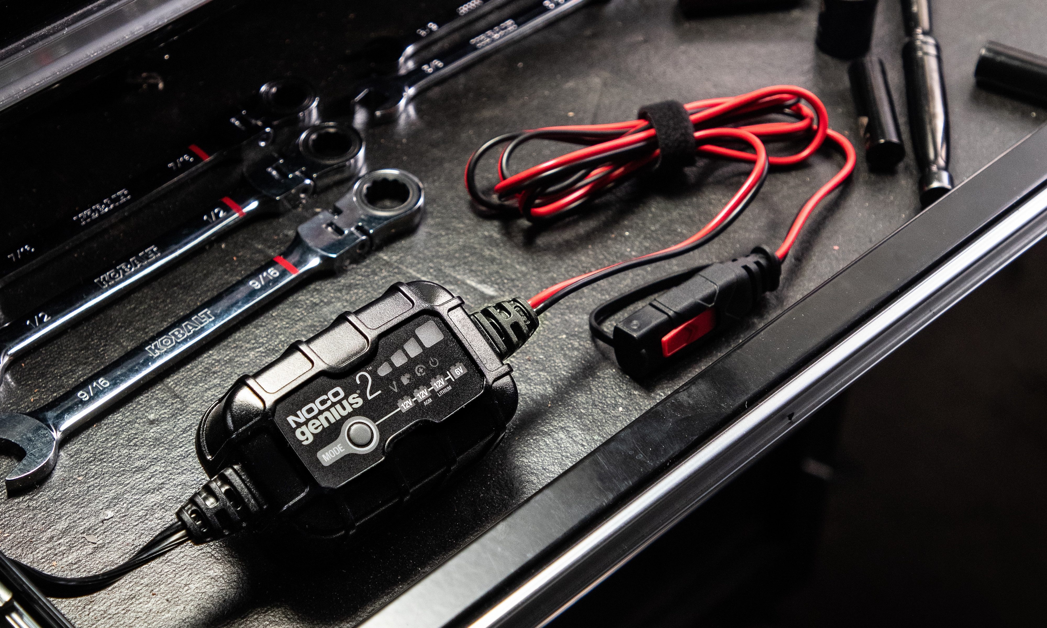 Noco NOCO GENIUS2 6V/12V 2A Smart Batterieladegerät Autobatterie-Ladegerät (2000 mA, Packung, 5-tlg., Umfangreiches Zubehör beinhaltet, Wiederbelebung tiefentladener Batterien (Force Mode)