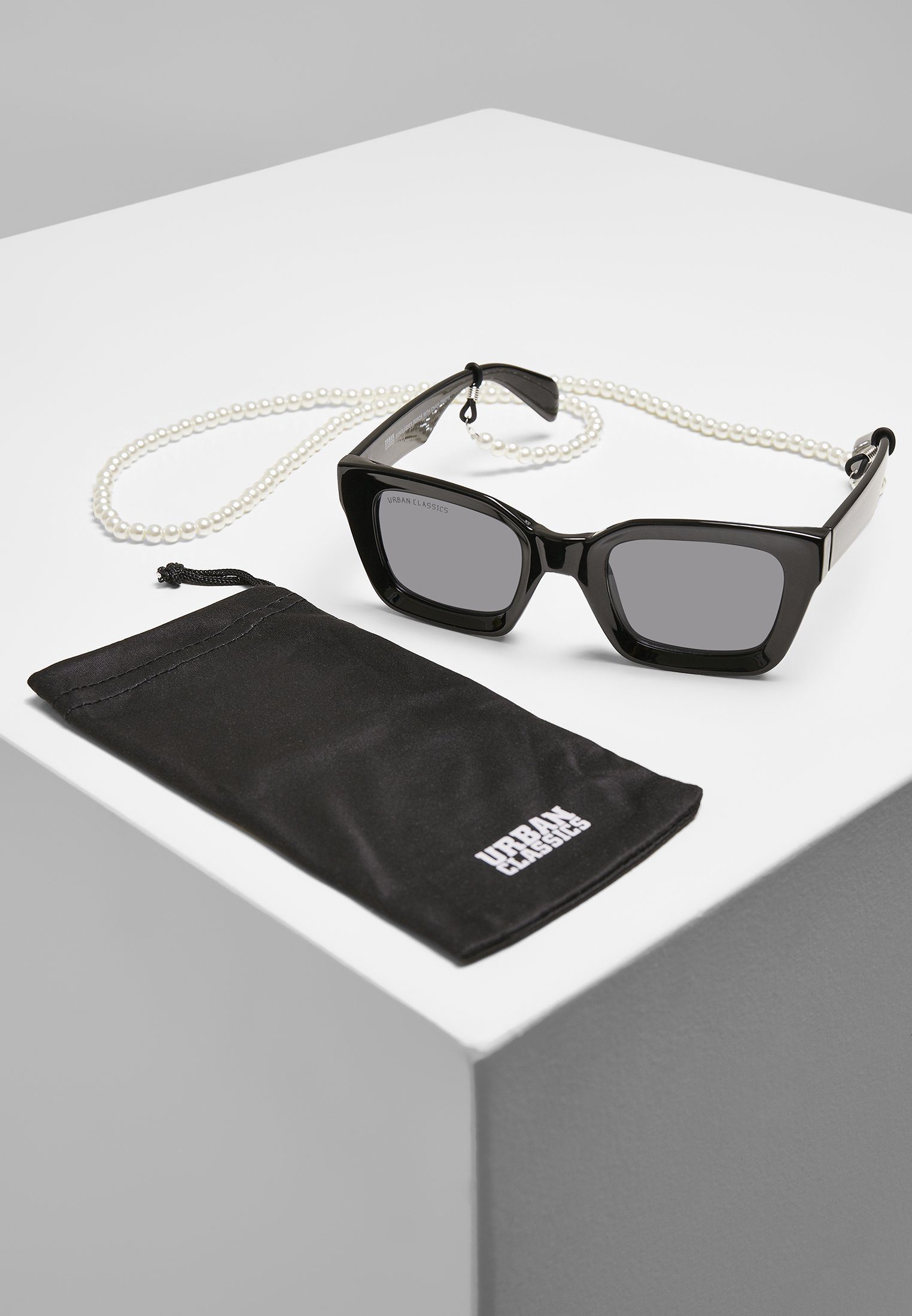URBAN CLASSICS Sonnenbrille Unisex Sunglasses Poros With Chain black/black