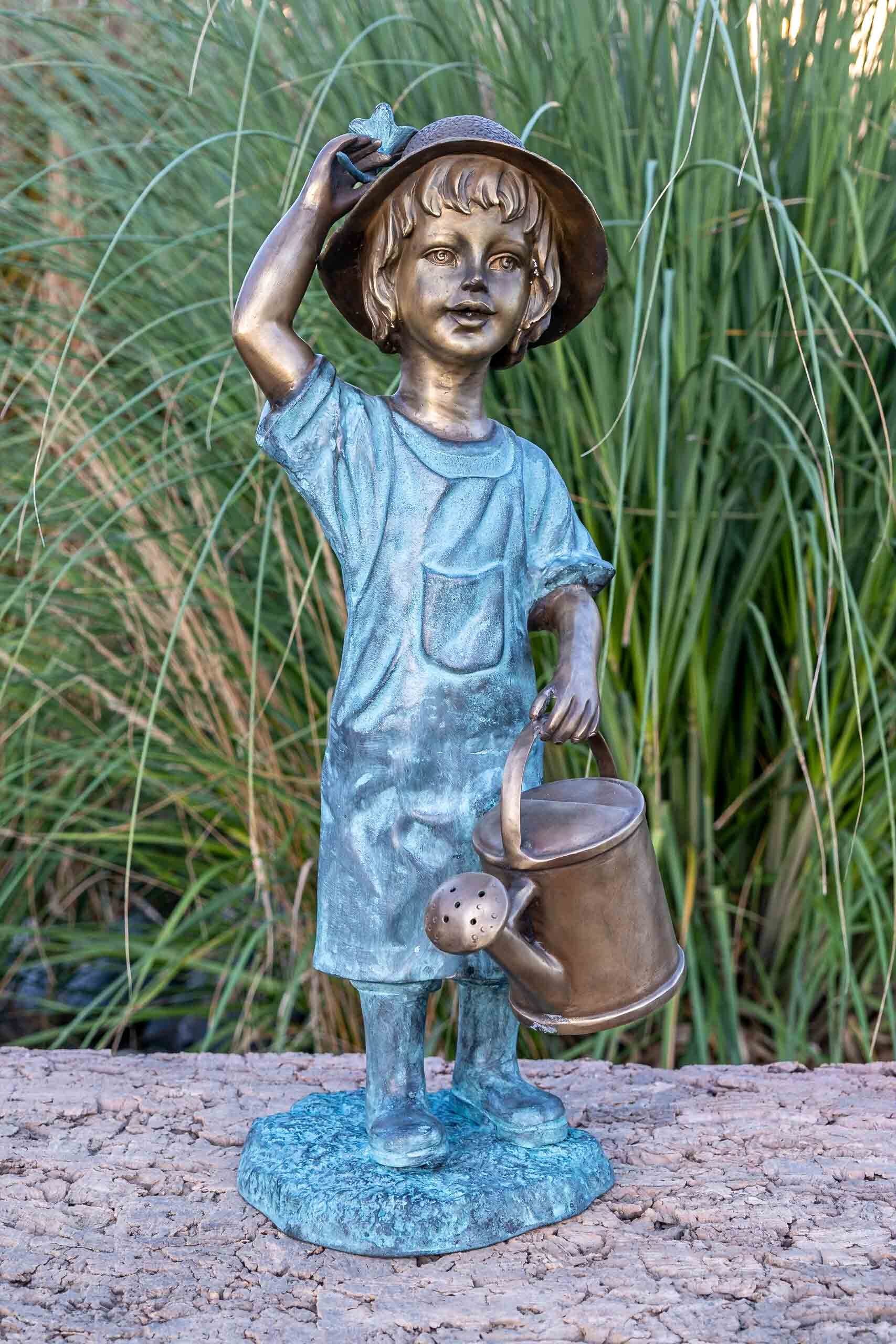 IDYL Gartenfigur IDYL Bronze-Skulptur Mädchen mit Gießkanne, Bronze – sehr robust – Langlebig – witterungsbeständig gegen Frost, Regen und UV-Strahlung. Die Modelle werden in Wachsausschmelzverfahren in Bronze gegossen und von Hand patiniert.
