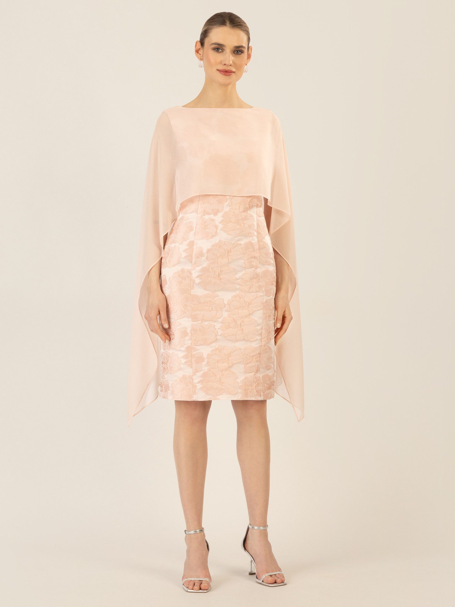 Apart Abendkleid mit glänzenden Blüten und angearbeitetem Cape aus Chiffon