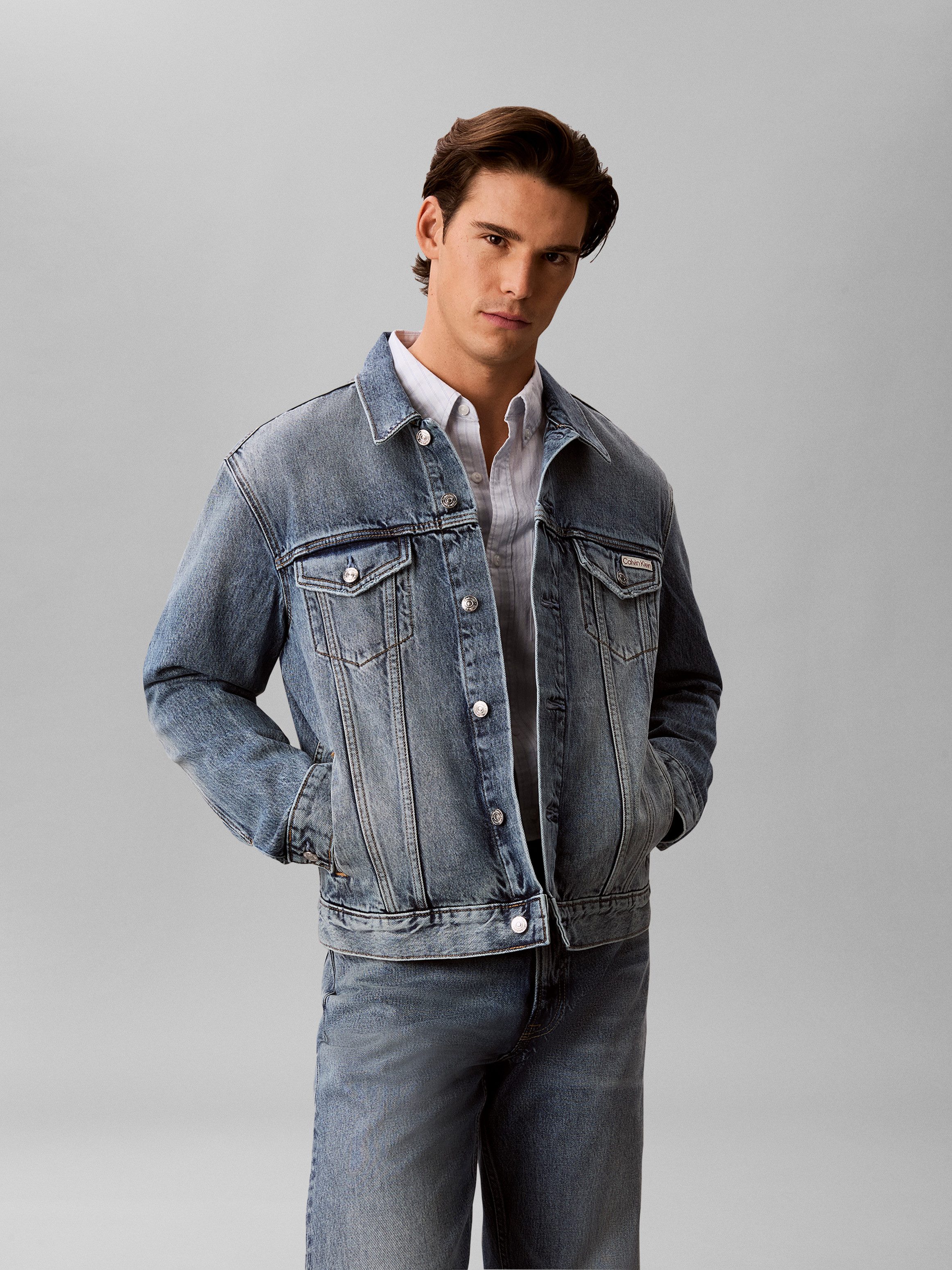 Calvin Klein Jeans Jeansjacke ANDREW CLASSIC TRUCKER authentische 90er-Jahre-Passform, Metallknöpfe mit Logo