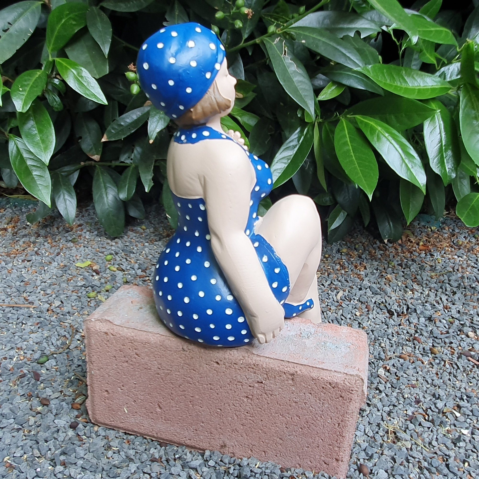Aspinaworld Gartenfigur Badenixe wetterfest Kantensitzer als 31 cm Gartendeko blau Figur