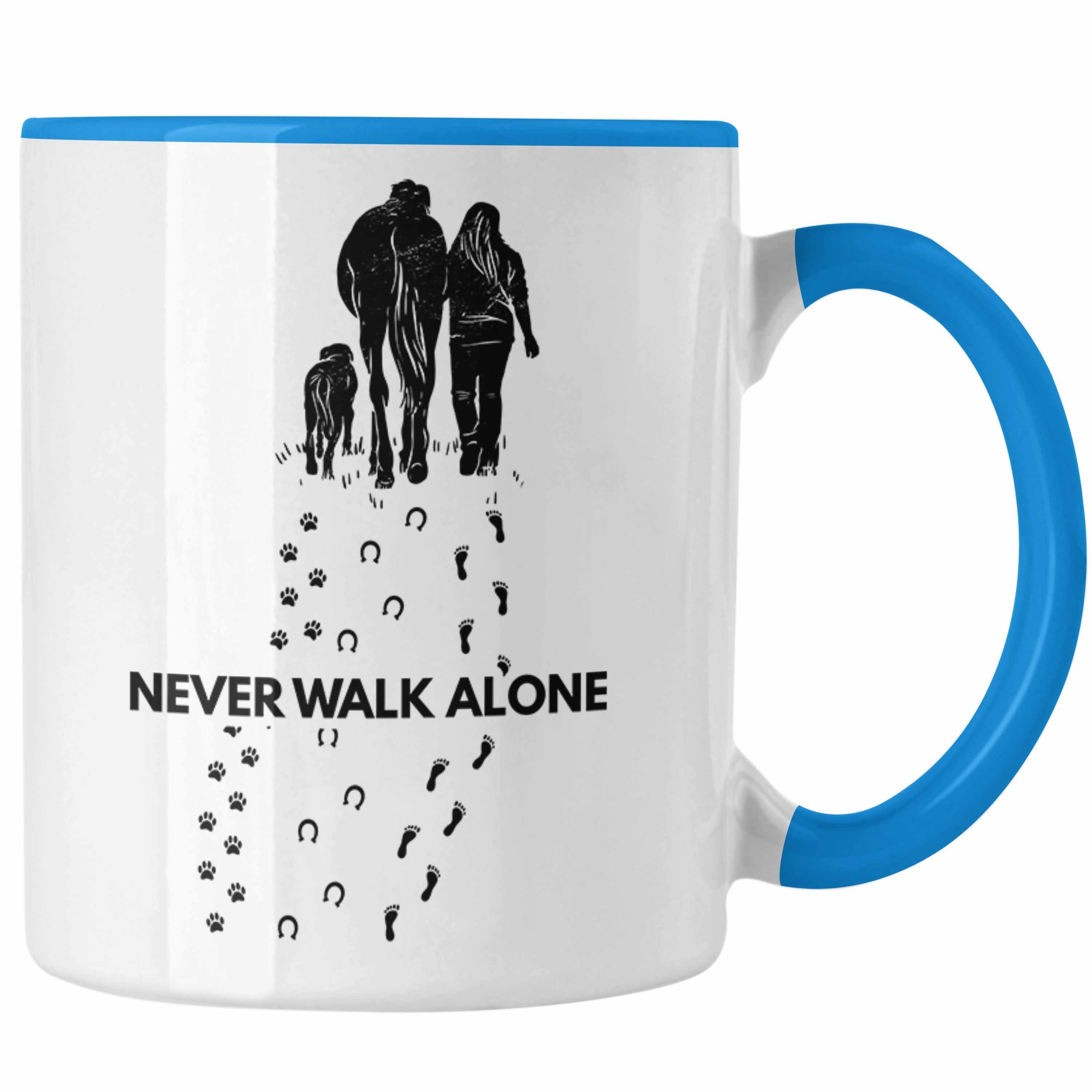 Trendation Tasse Trendation - Never Blau Alone Reiter Geschenk Pferde Lustige Reiterin Geschenkidee Walk Tasse Sprüche Mädchen Pferde