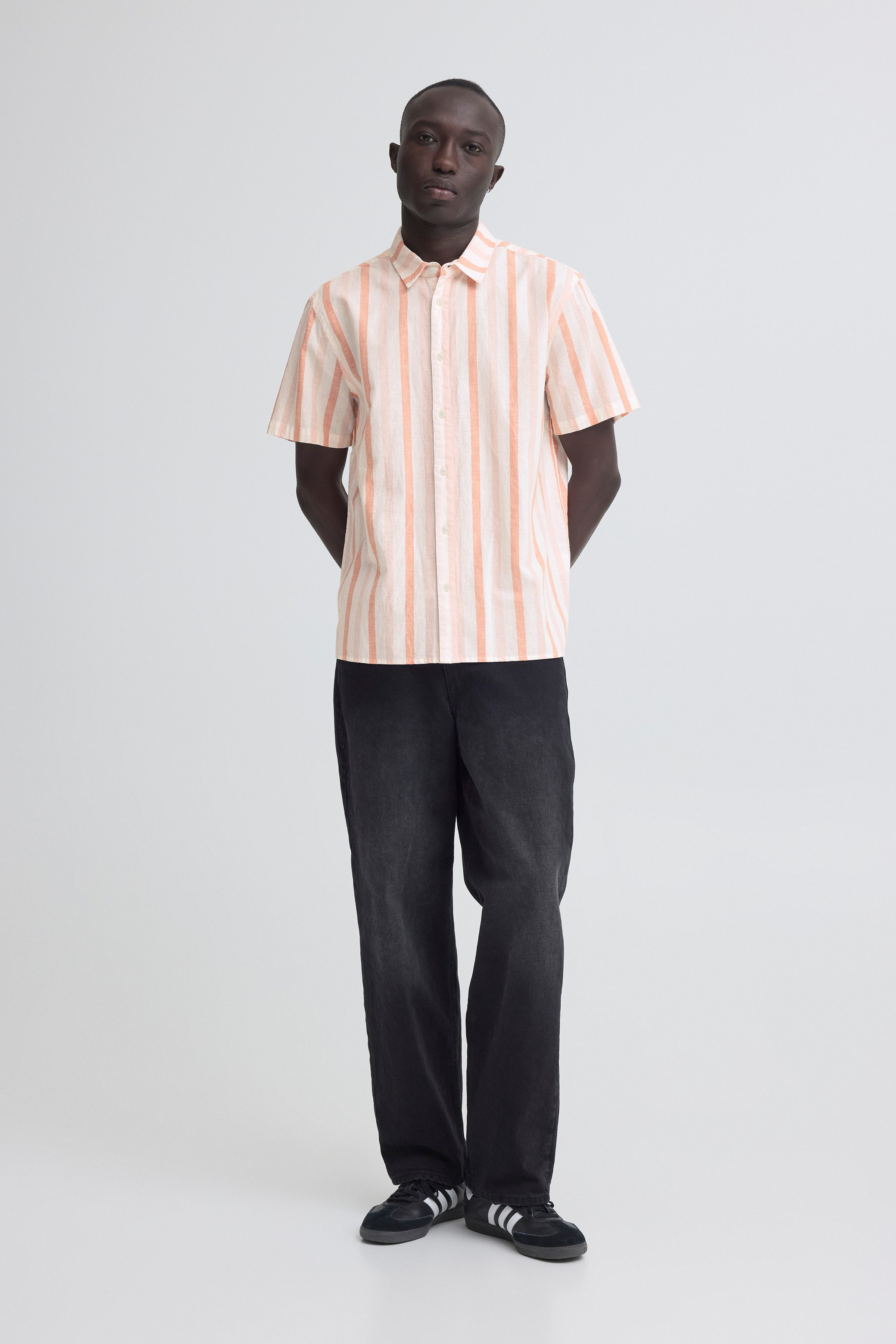 Blend Kurzarmhemd BHABAN SHIRT STRIPE aus Baumwollmischung, mit Leinen, Relaxed Fit, gestreifte Leinenoptik – Bild 4 von 5