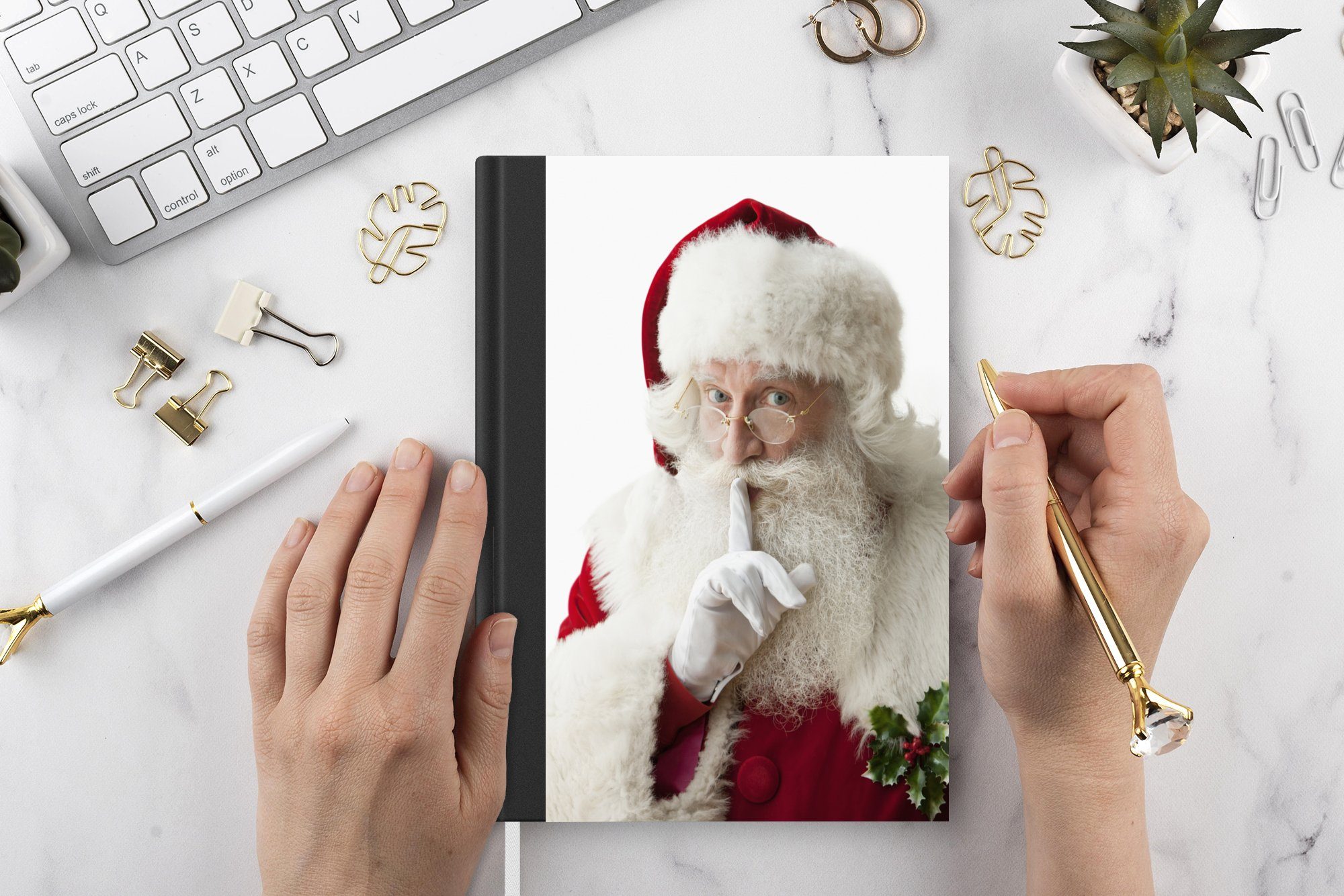 MuchoWow Notizbuch Der Weihnachtsmann dem mit Finger Tagebuch, Notizheft, Haushaltsbuch A5, Seiten, Mund, dem Journal, auf 98 Merkzettel