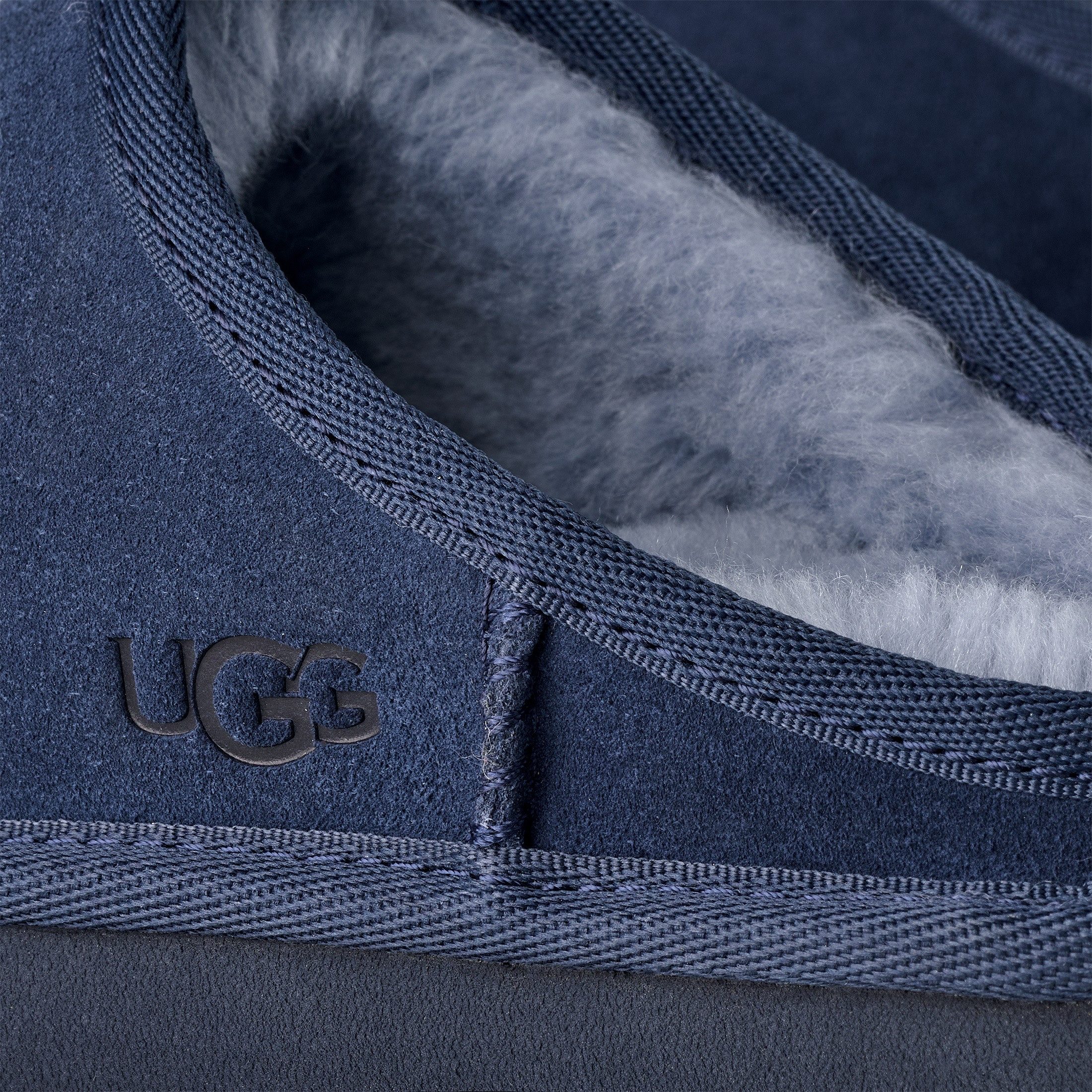 UGG CLASSIC SLIP-ON Pantoffel Pantoffel, Homeslipper mit Textil-Einfass