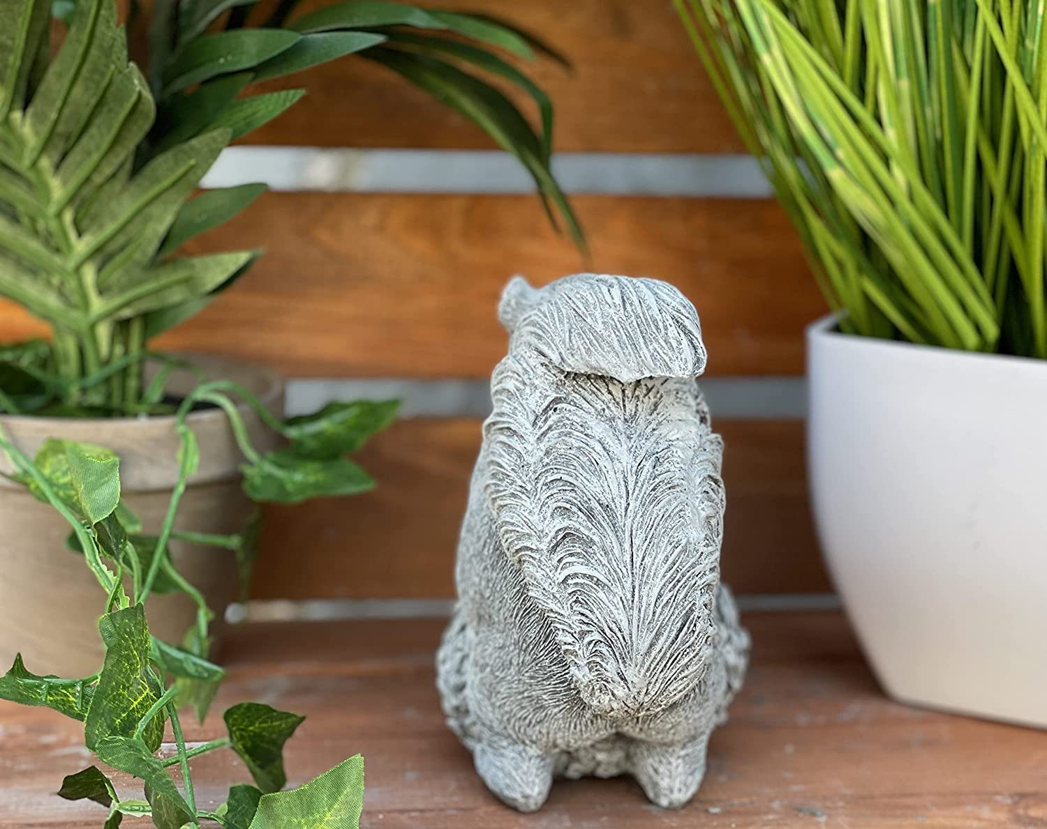 Gartenfigur Stone and Steinfigur Style mit Tannenzapfen Eichhörnchen