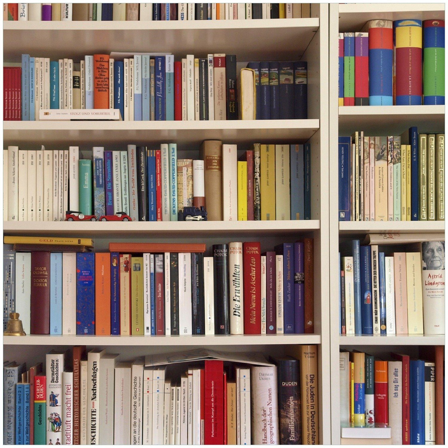 Wallario Memoboard Weißes Bücherregal mit unterschiedlichen Büchern