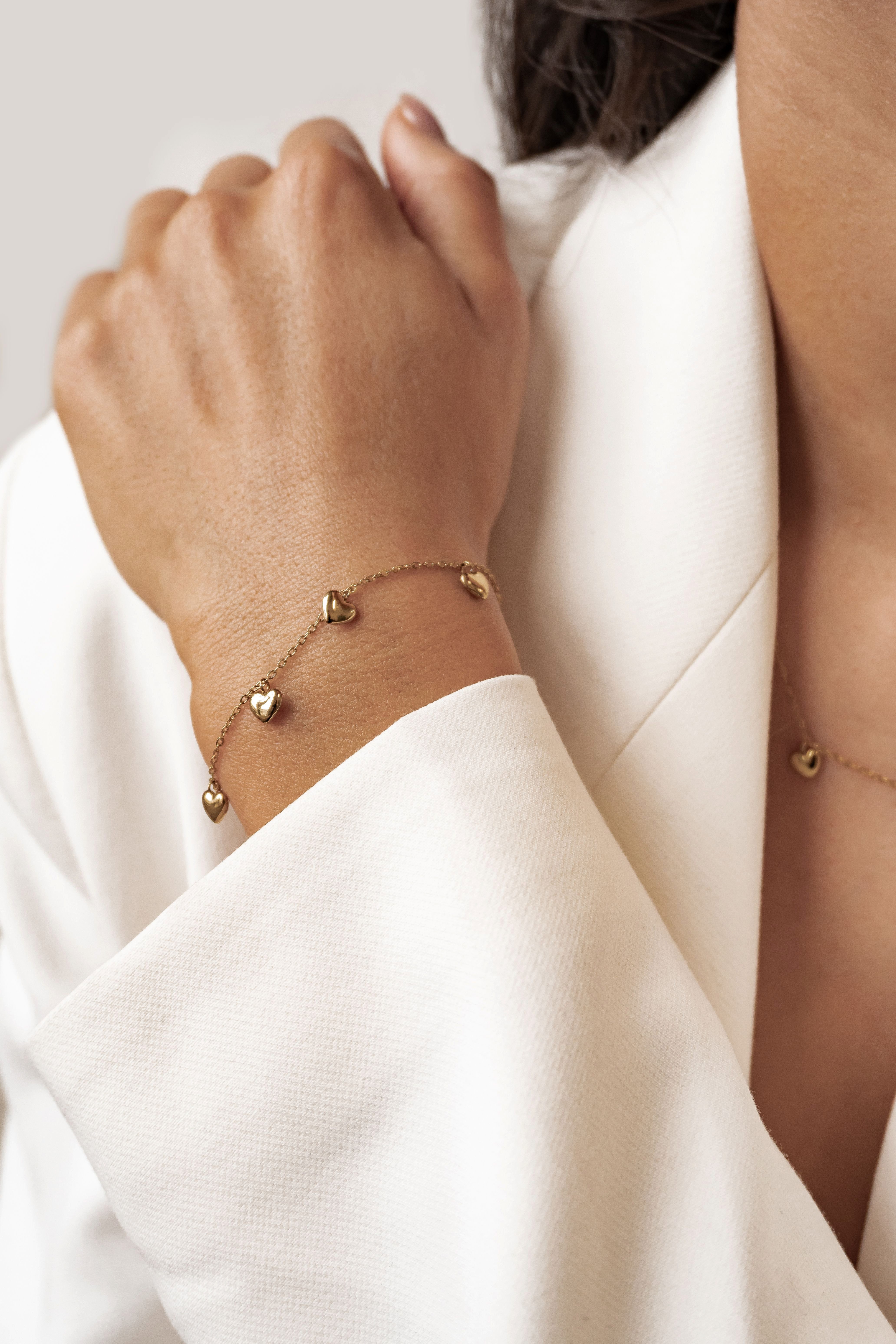 Hey Happiness Armkette Herzen Charms für Damen, vertsellbar, Romantische Edelstahl Armkette mit Multi Herz Anhängern
