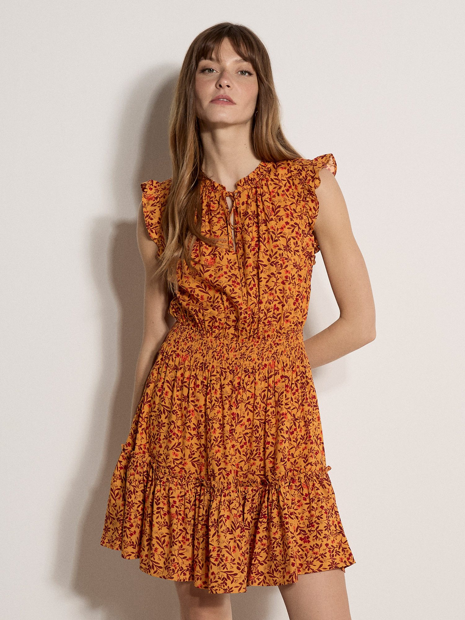 Apricot Minikleid Mini-Kleid mit Rüschen und zierlichem Blumenmuster (mit Bindeband) mit Bindeband