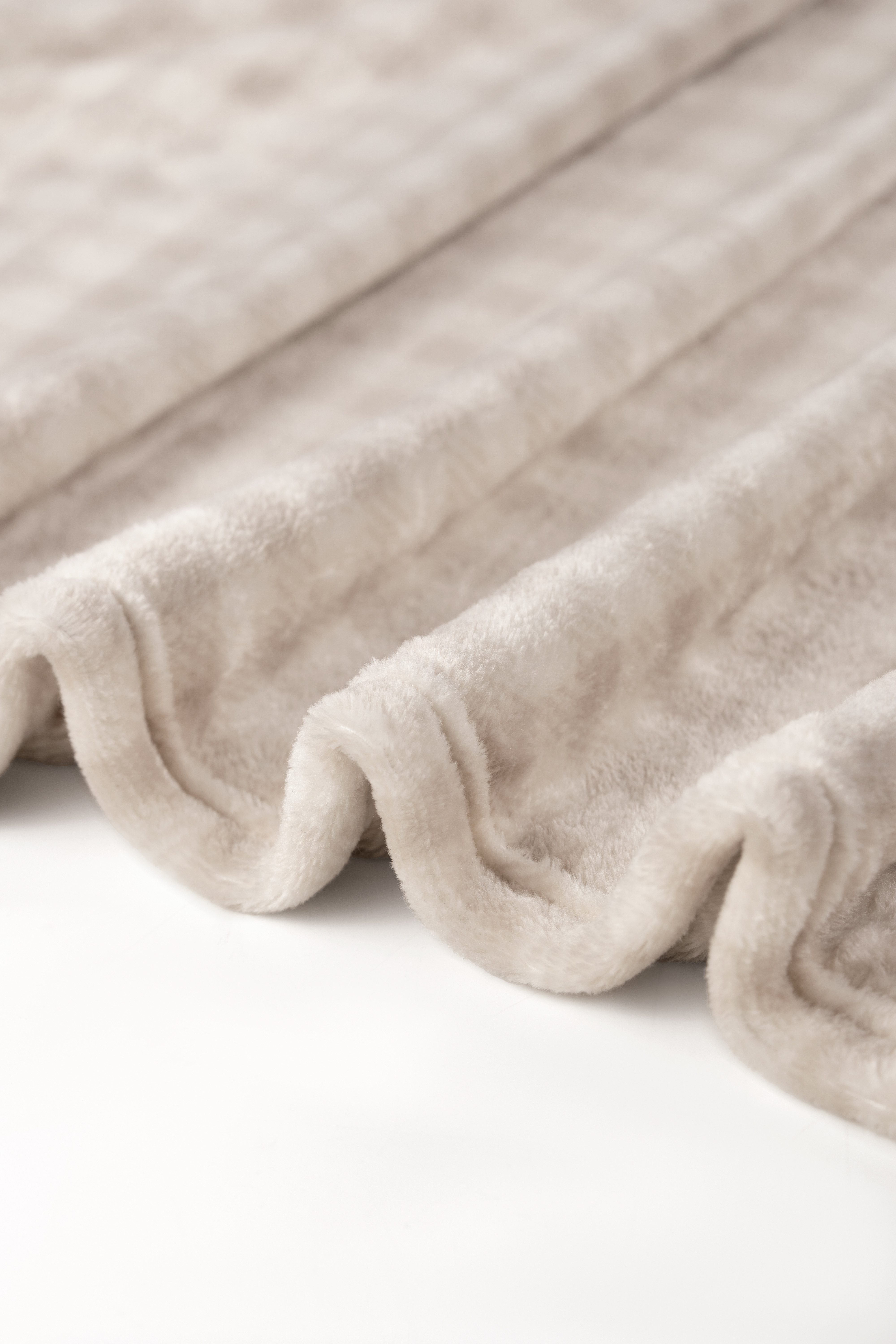 Wohndecke Kuscheldecke in Beige mit feiner Karostruktur 150 x 200 cm, Mademoiselle Sommeil, Extra weich & warm, Sofadecke aus Polyester, pflegeleicht & langlebig