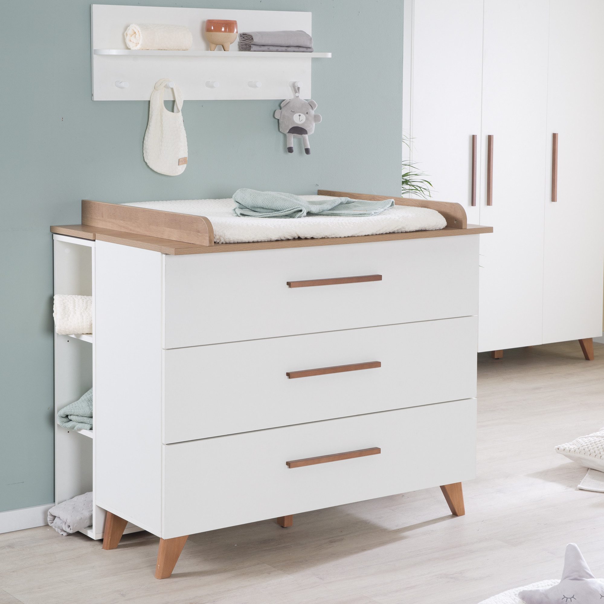 roba® Babyzimmer-Komplettset Lennie - Kinderzimmer Set - Weiß & Küsten Eiche - aus Holz, (3er Set), moderne Scandi Optik - Griffe & Füße aus stabilem Massivholz
