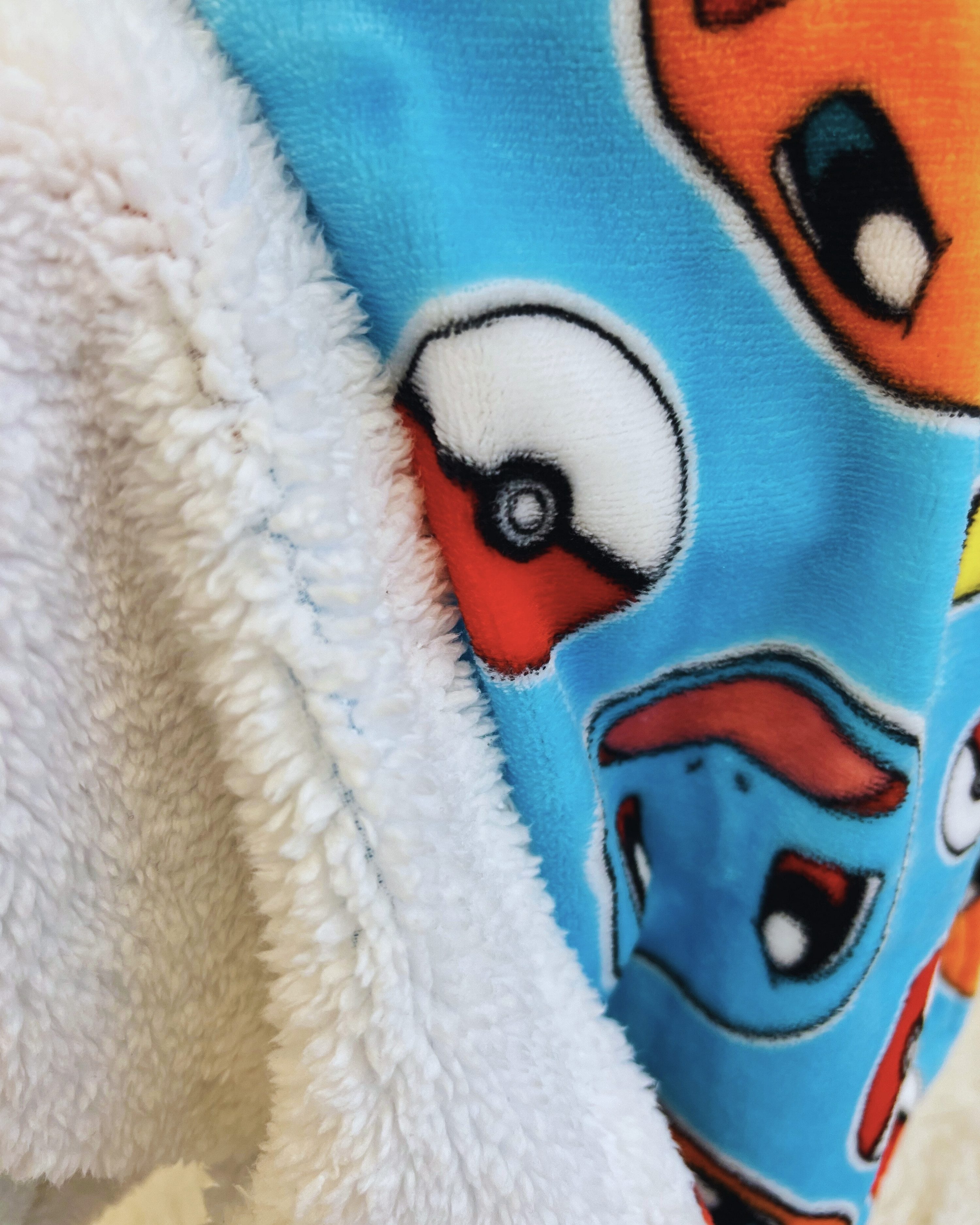 Kinderdecke Pokémon Kapuzen-Fleecedecke, Pikachu, MTOnlinehandel, perfekte Geschenkidee für Mädchen und Jungen