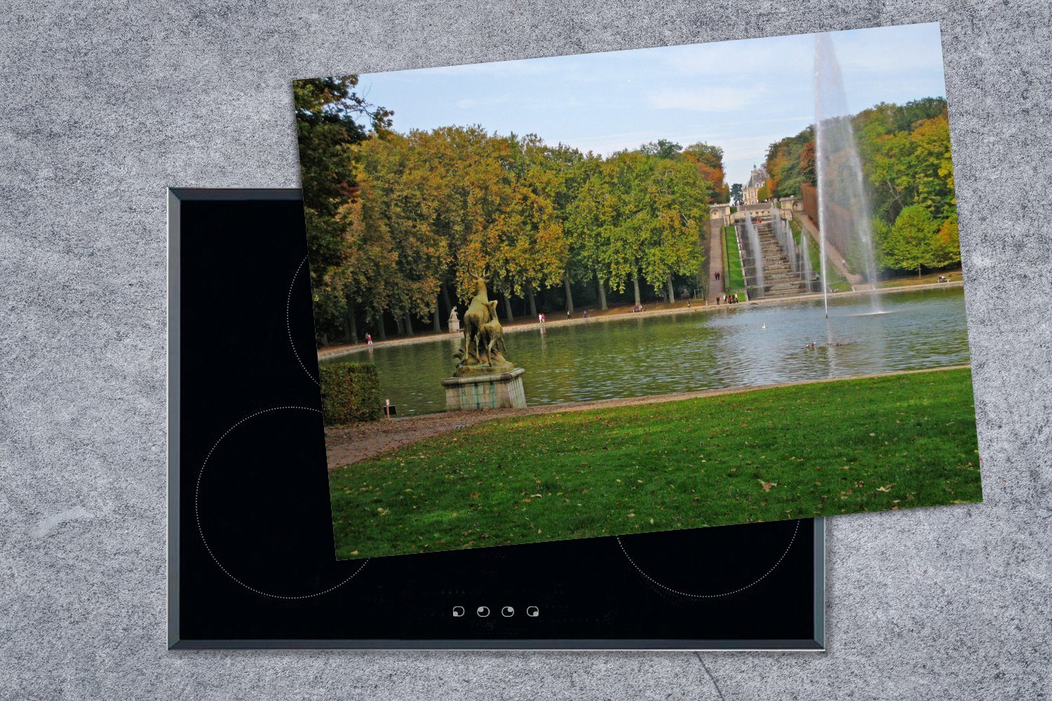 MuchoWow Herdblende-/Abdeckplatte Park in Versailles tlg), Arbeitsfläche einem nutzbar, Springbrunnen, cm, einer Statue Ceranfeldabdeckung und mit Mobile 70x52 Vinyl, (1