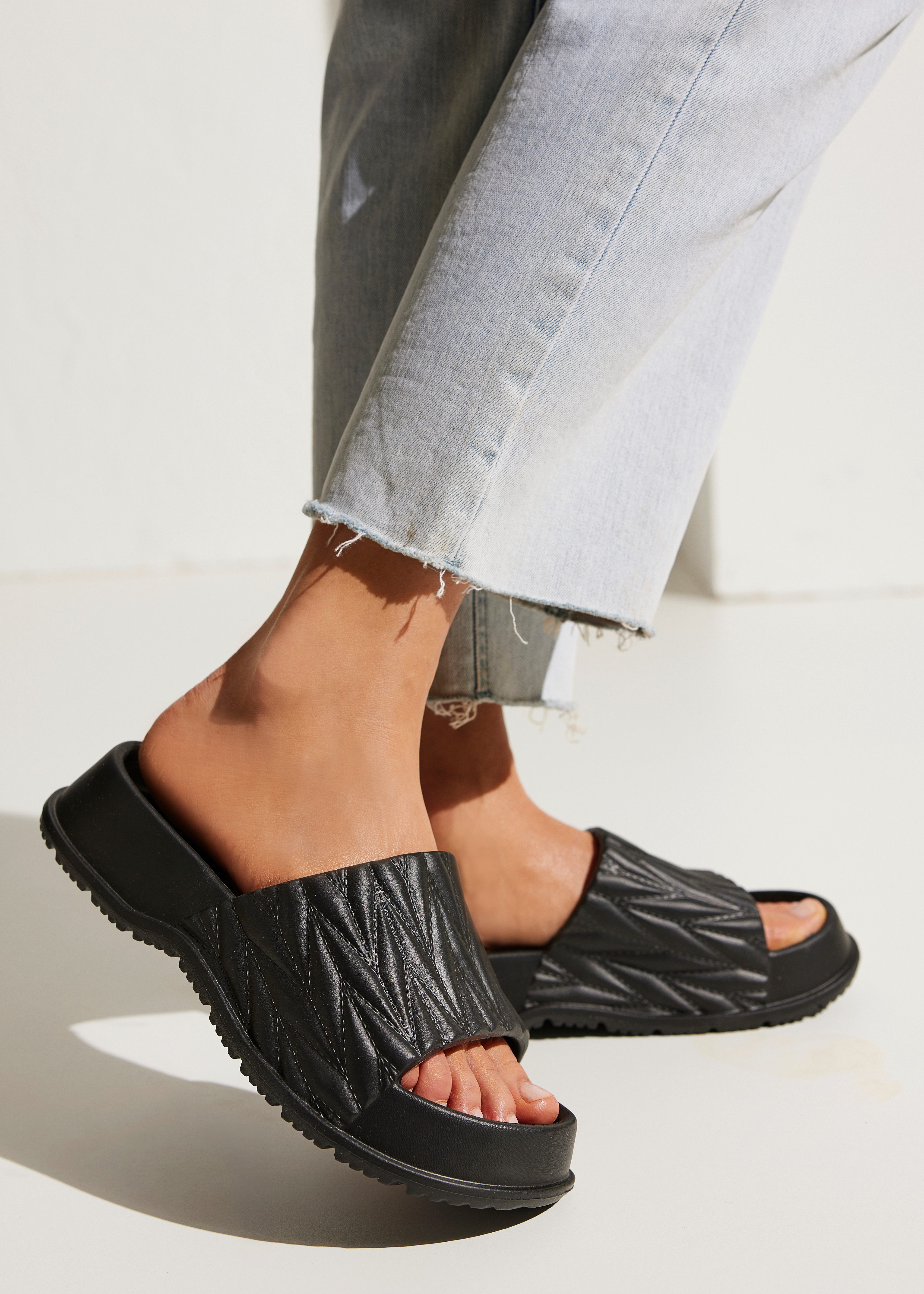 French Connection Badeschlappe, Badelatsche, Mule, Sandale, offener Schuh, Sommerschuhe Badepantolette Pantolette aus wasserabweisendem Material mit Plateausohle